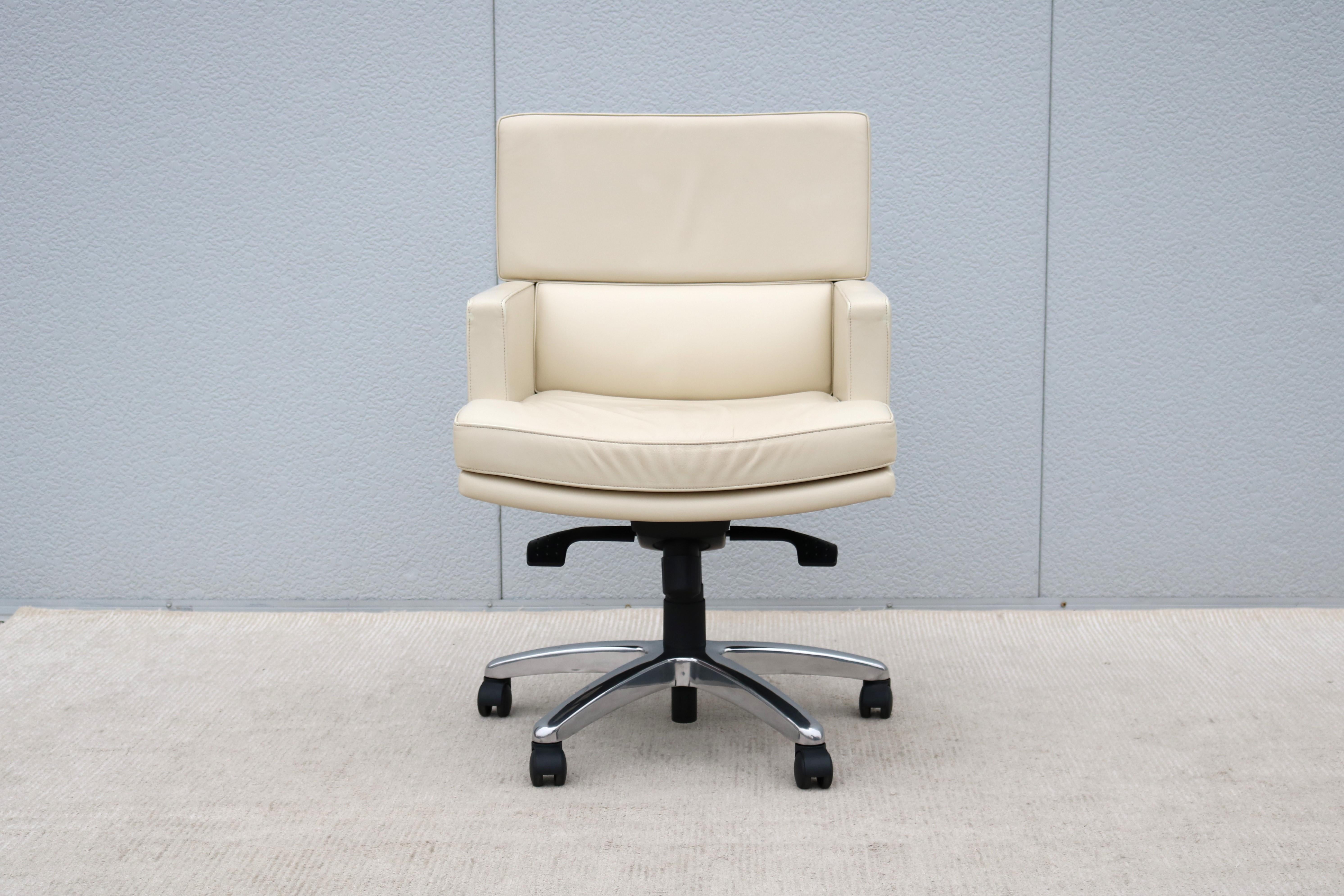 Silla de oficina moderna contemporánea Martin Brattrud Braemar de cuero con respaldo medio en venta 2