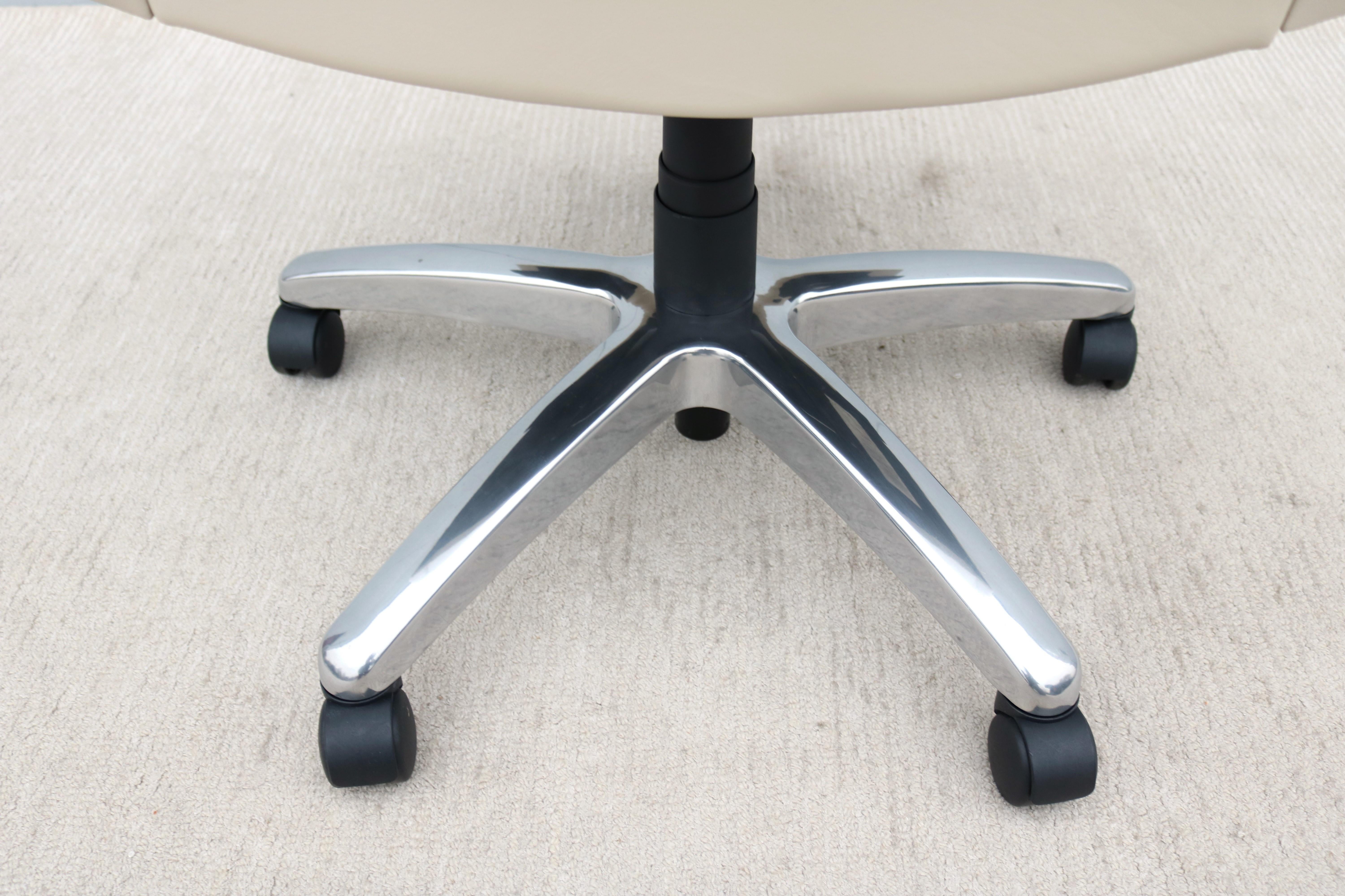 Silla de oficina moderna contemporánea Martin Brattrud Braemar de cuero con respaldo medio en venta 9