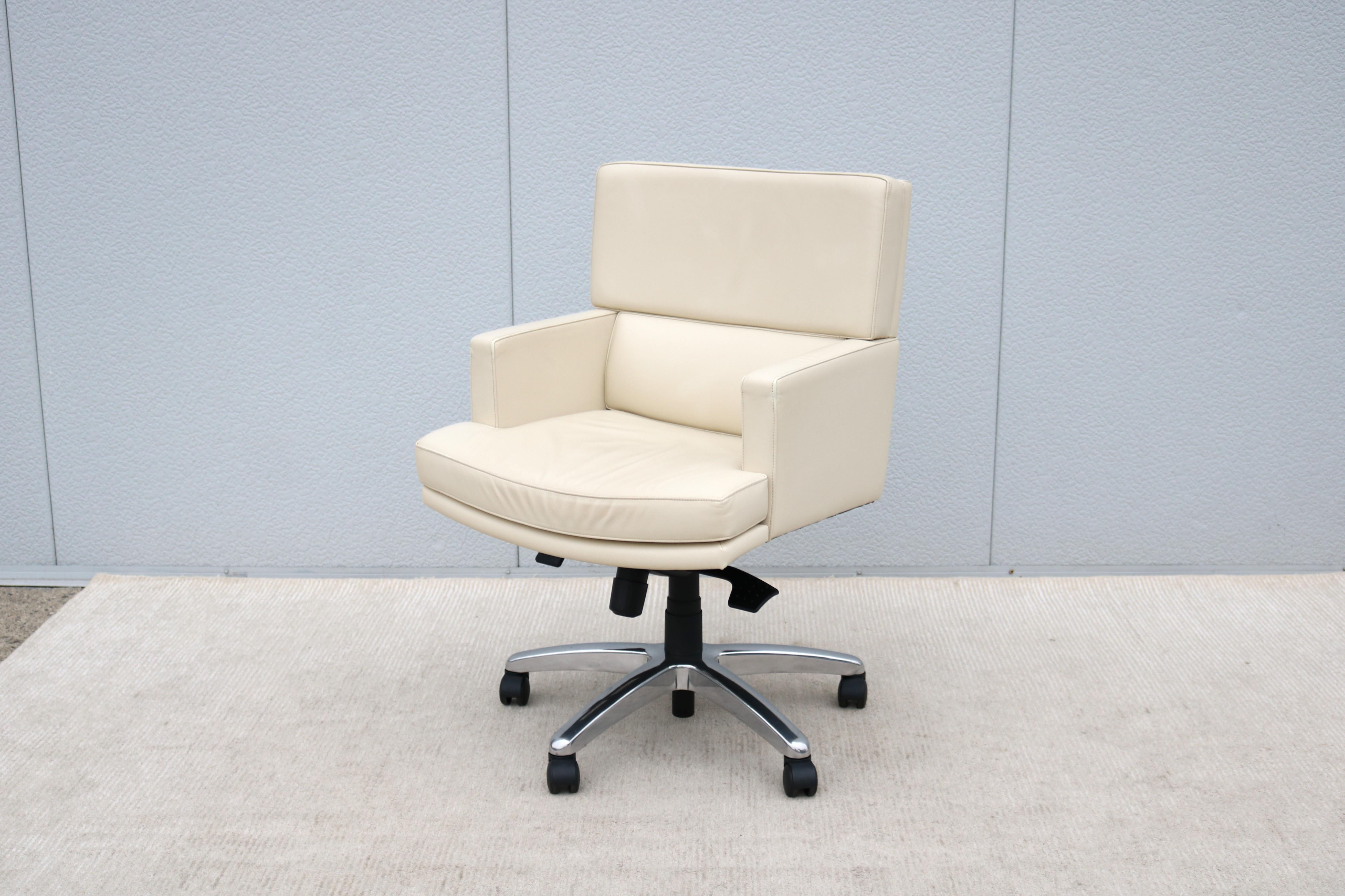 Elegante sillón de oficina Braemar de cuero con respaldo medio, diseñado por Brian Graham para Martin Brattrud.
Una unión de las formas de mediados de siglo y el diseño tradicional de los sillones club.
Bellamente moldeada y fabricada a mano con