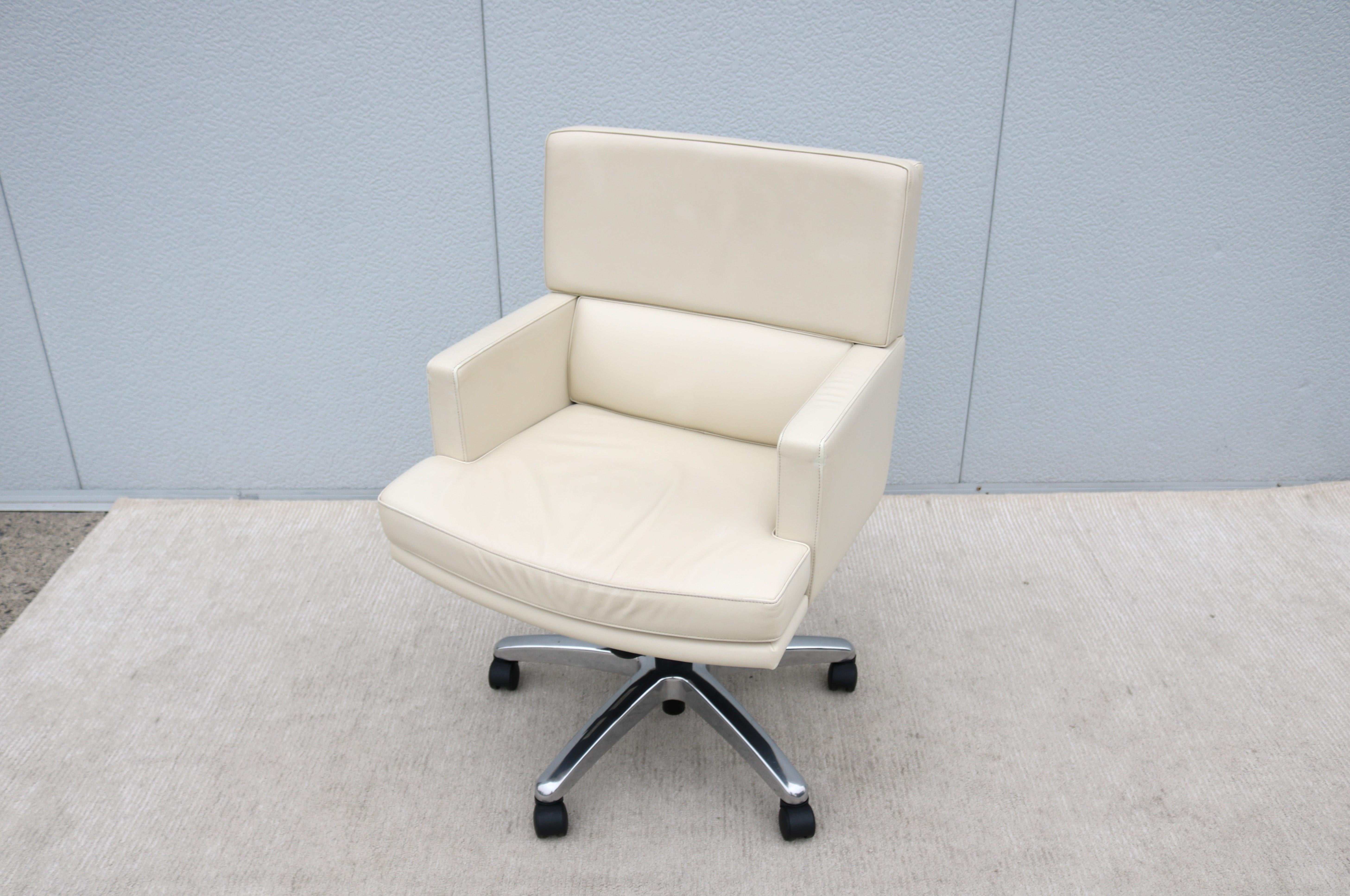 Silla de oficina moderna contemporánea Martin Brattrud Braemar de cuero con respaldo medio Moderno en venta