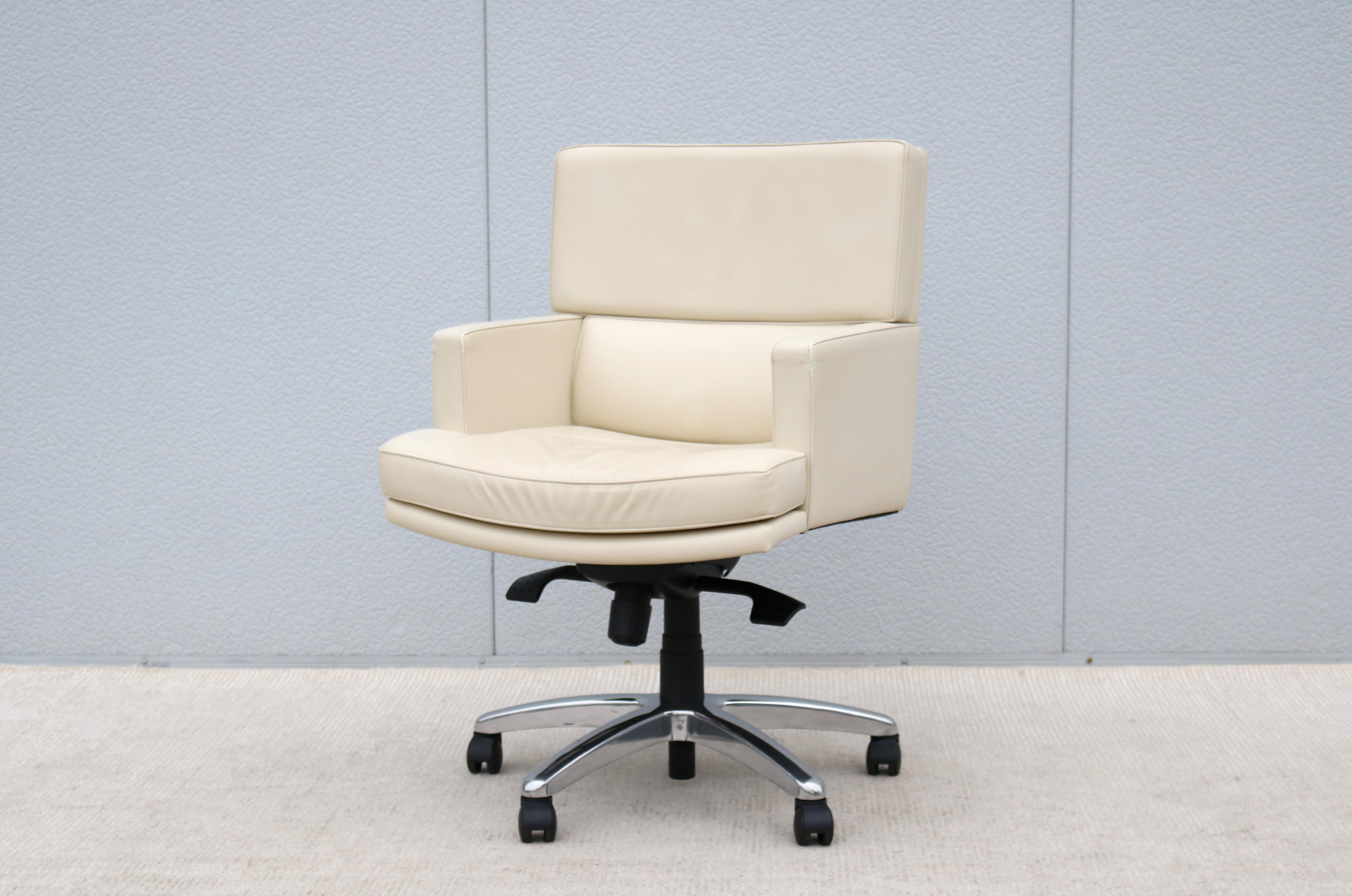 Silla de oficina moderna contemporánea Martin Brattrud Braemar de cuero con respaldo medio Estadounidense en venta