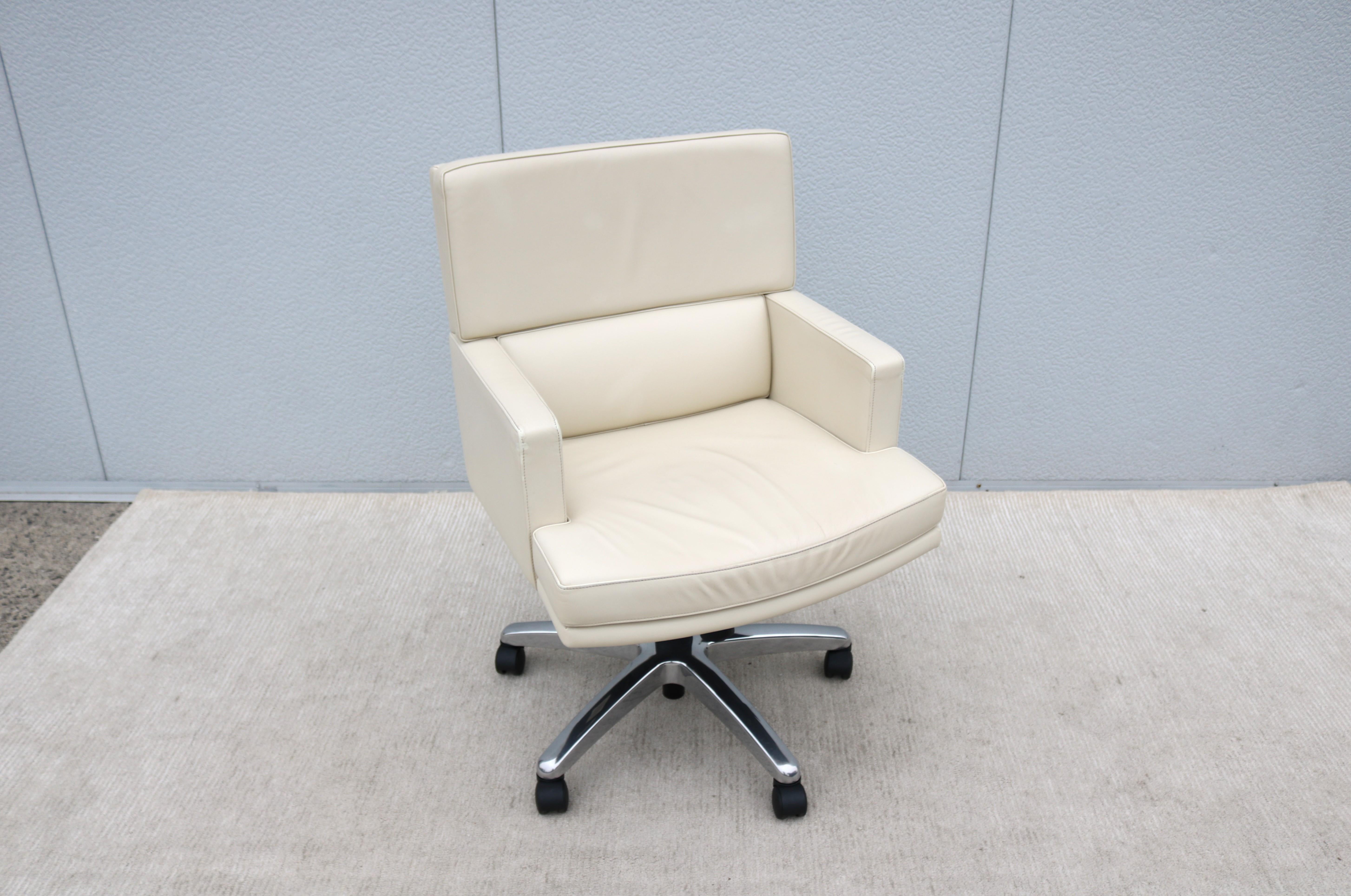 Silla de oficina moderna contemporánea Martin Brattrud Braemar de cuero con respaldo medio Pulido en venta