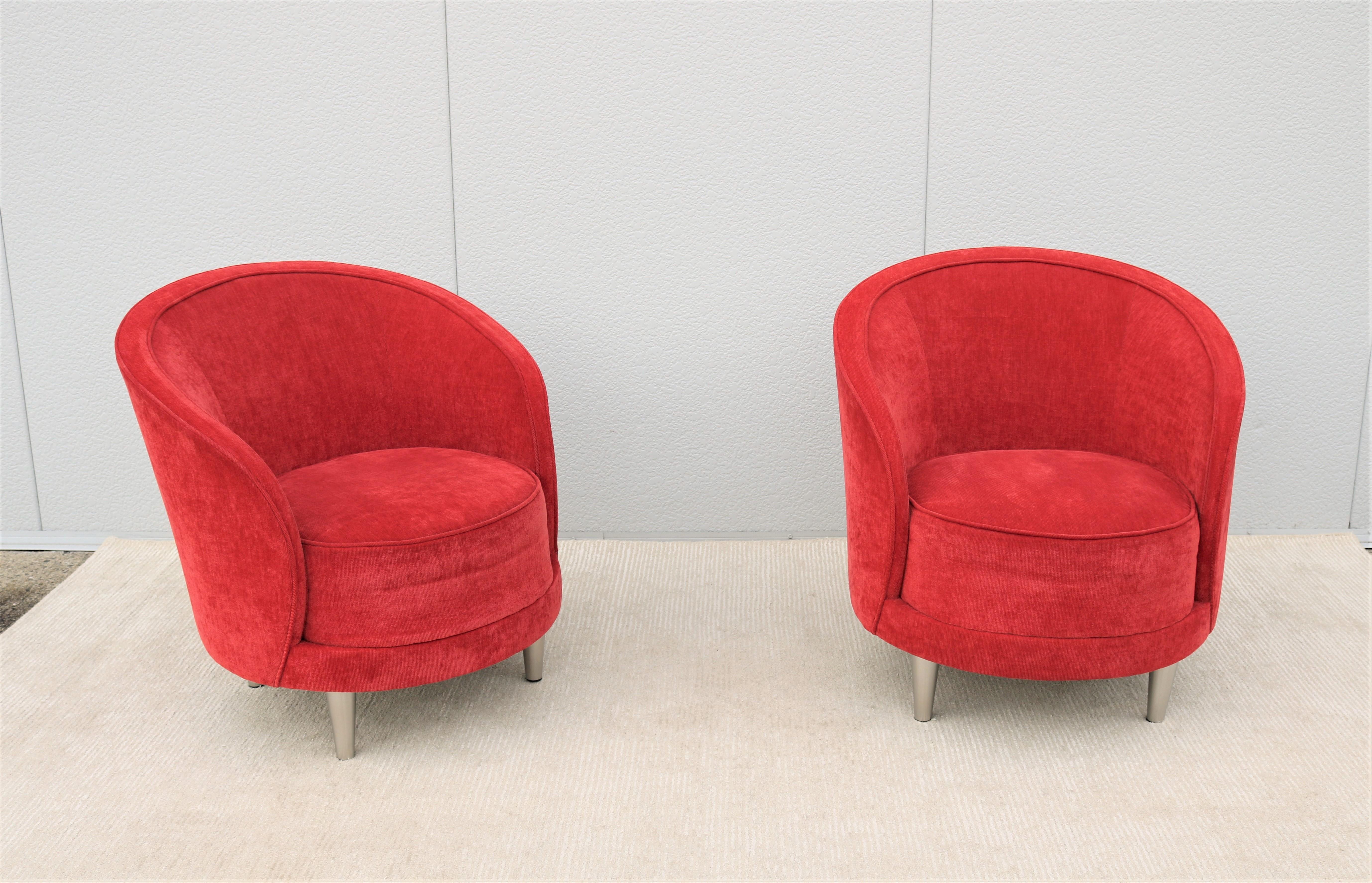 Moderne Paire de chaises longues modernes contemporaines Martin Brattrud Kinsale en forme de tonneau rouge en vente