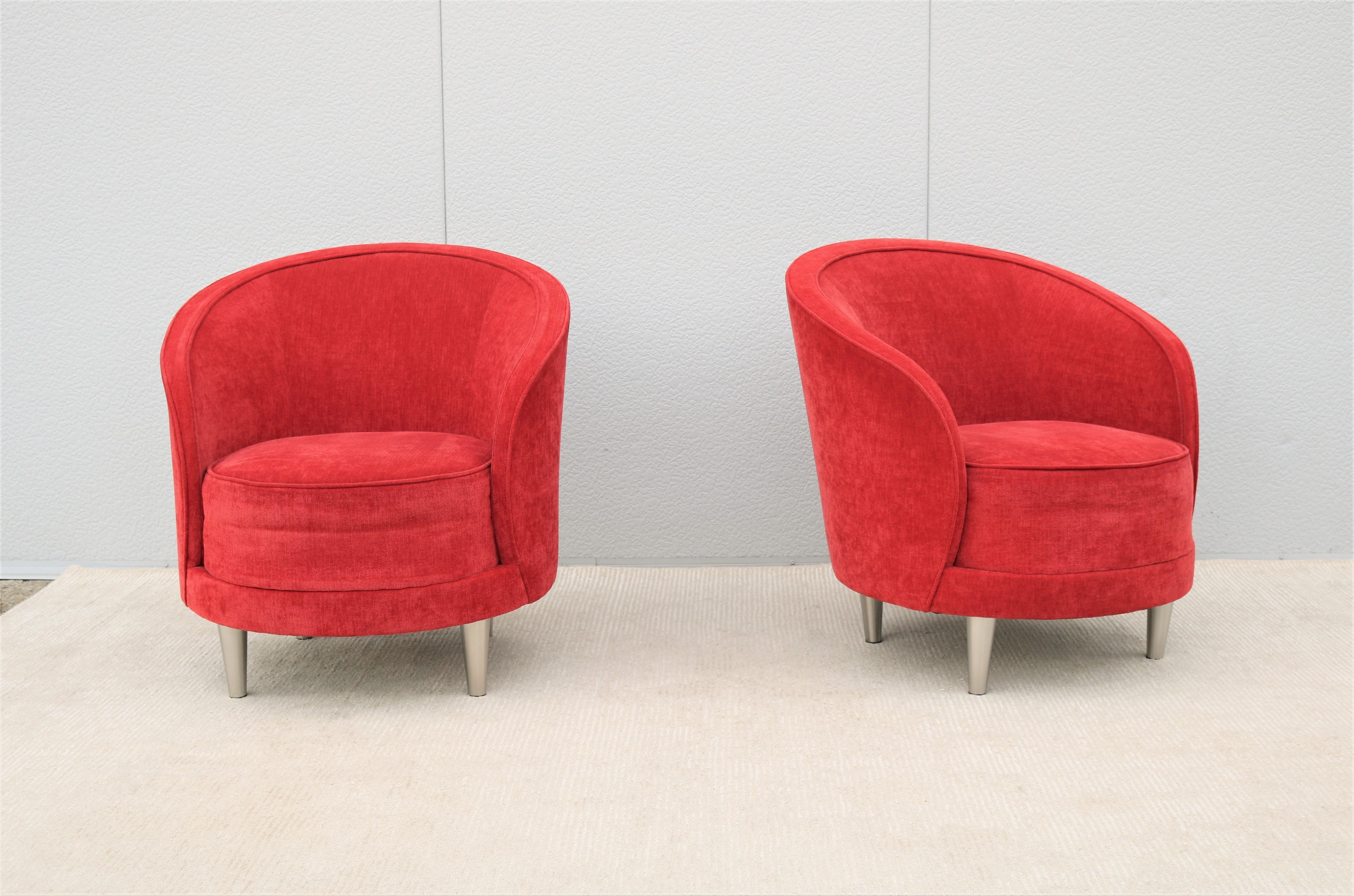 Américain Paire de chaises longues modernes contemporaines Martin Brattrud Kinsale en forme de tonneau rouge en vente