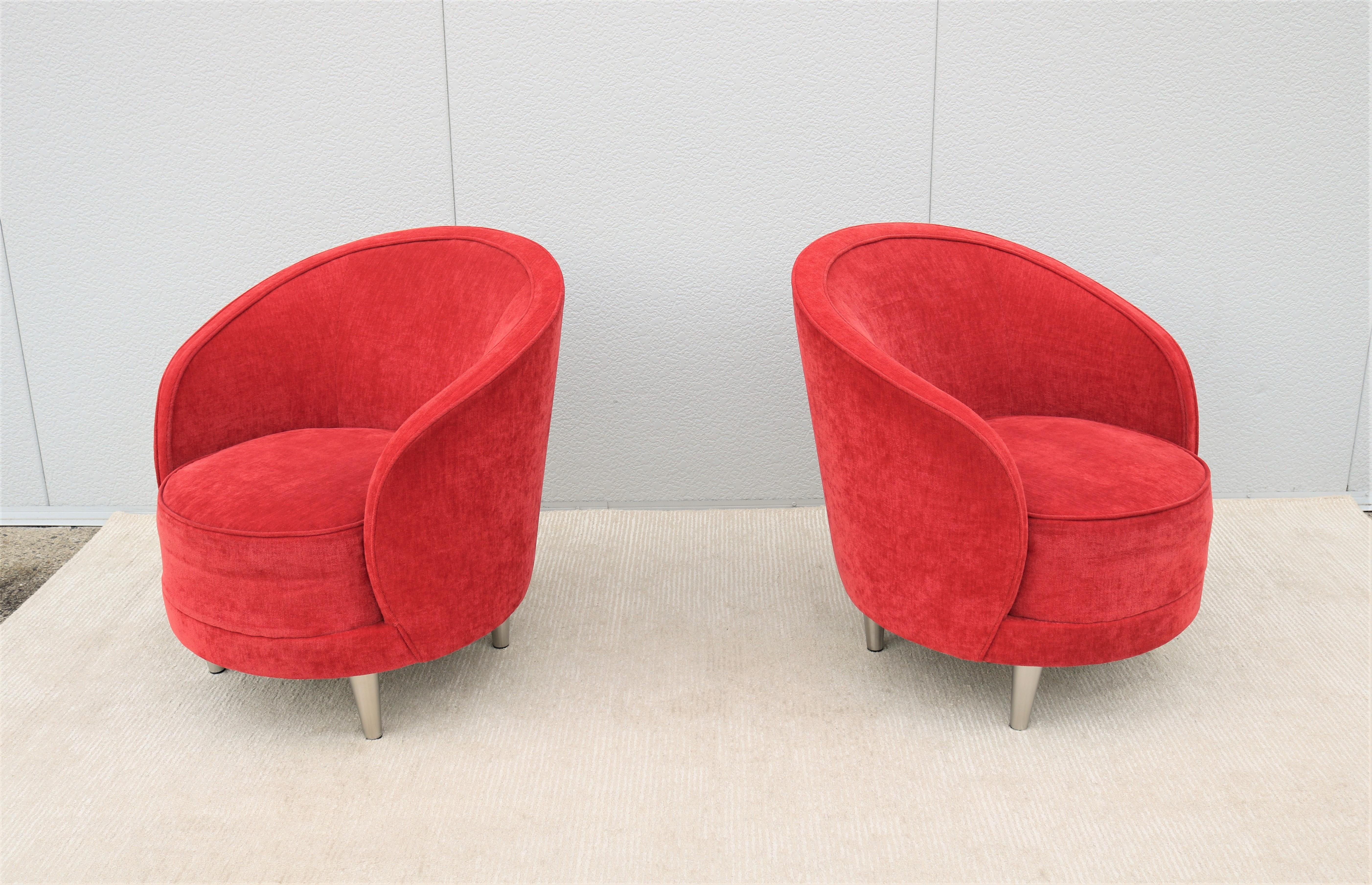 Brossé Paire de chaises longues modernes contemporaines Martin Brattrud Kinsale en forme de tonneau rouge en vente