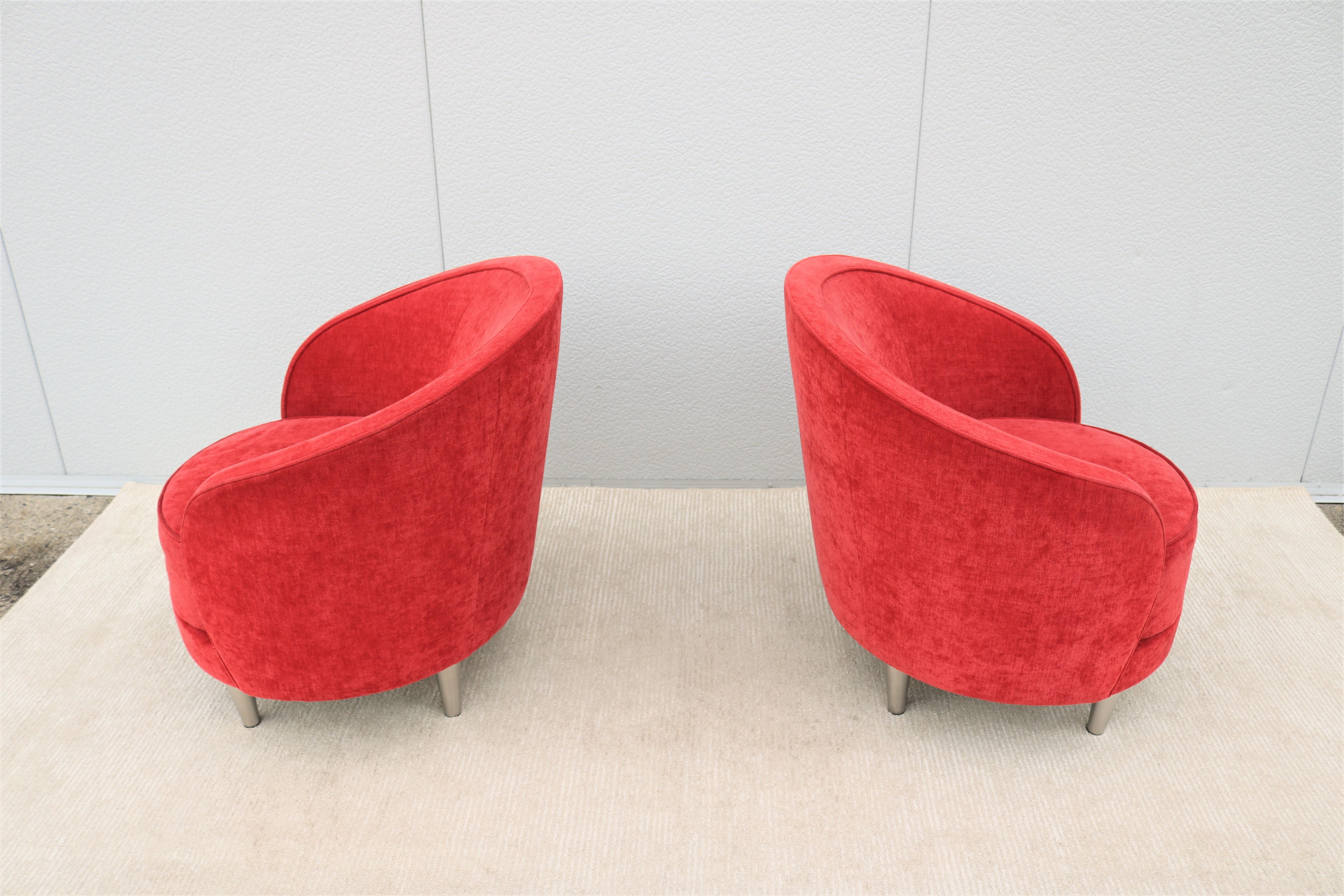 Zeitgenössische moderne Martin Brattrud Kinsale-Loungesessel aus rotem Fass, Paar (Stoff) im Angebot
