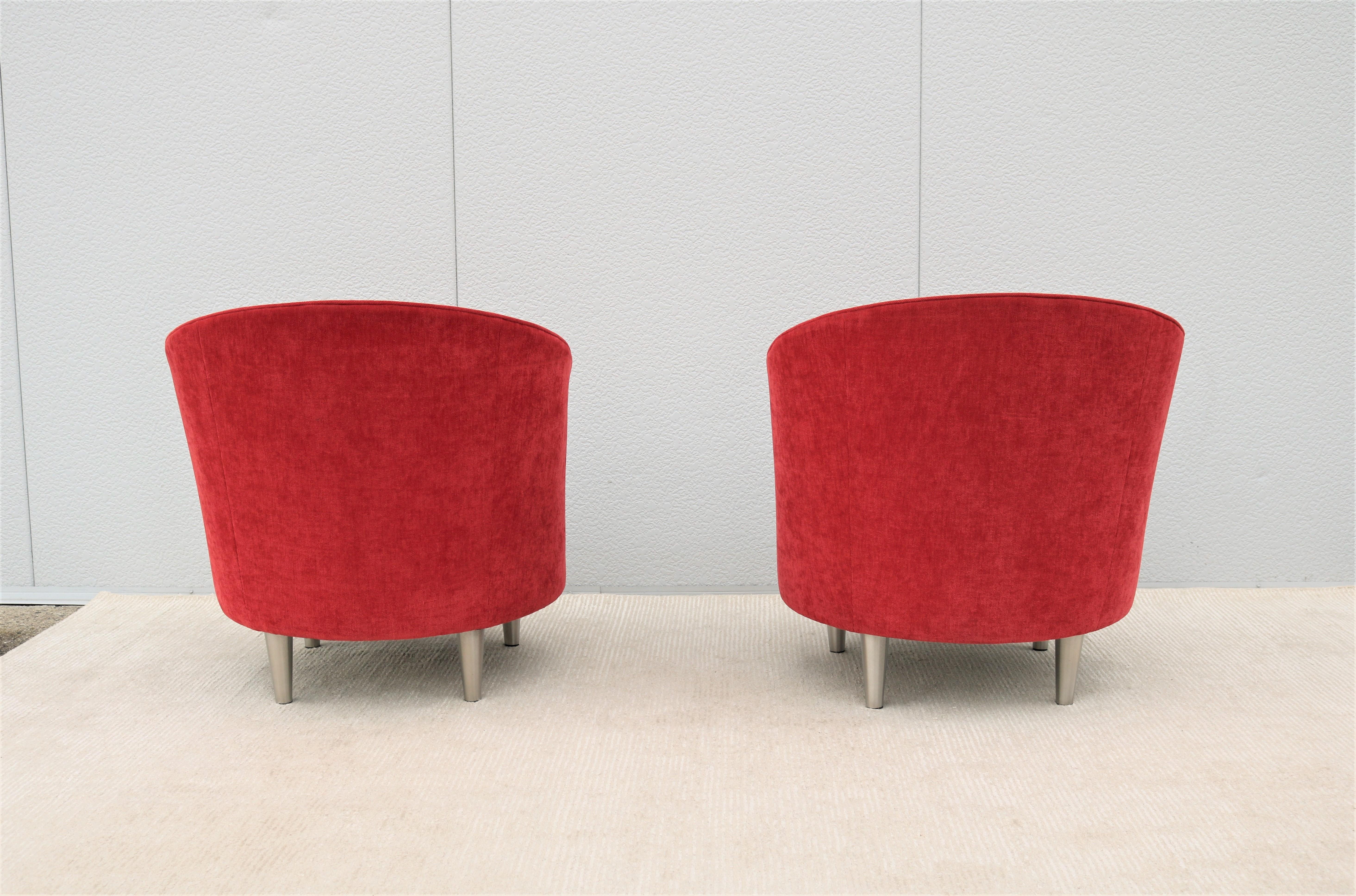 Paire de chaises longues modernes contemporaines Martin Brattrud Kinsale en forme de tonneau rouge en vente 1