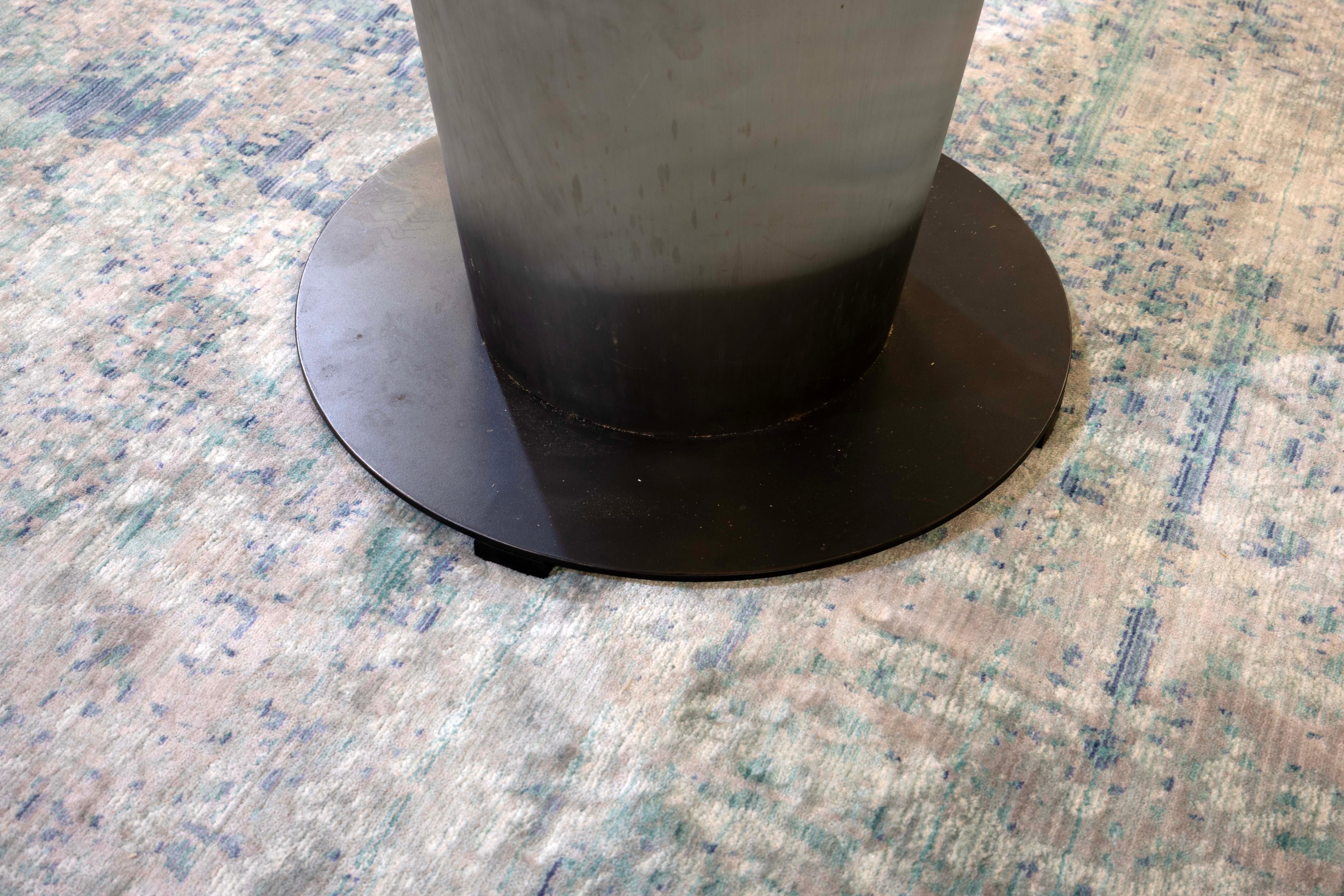 20ième siècle Table de dinette contemporaine moderne en métal et en stratifié The Pedestal en vente