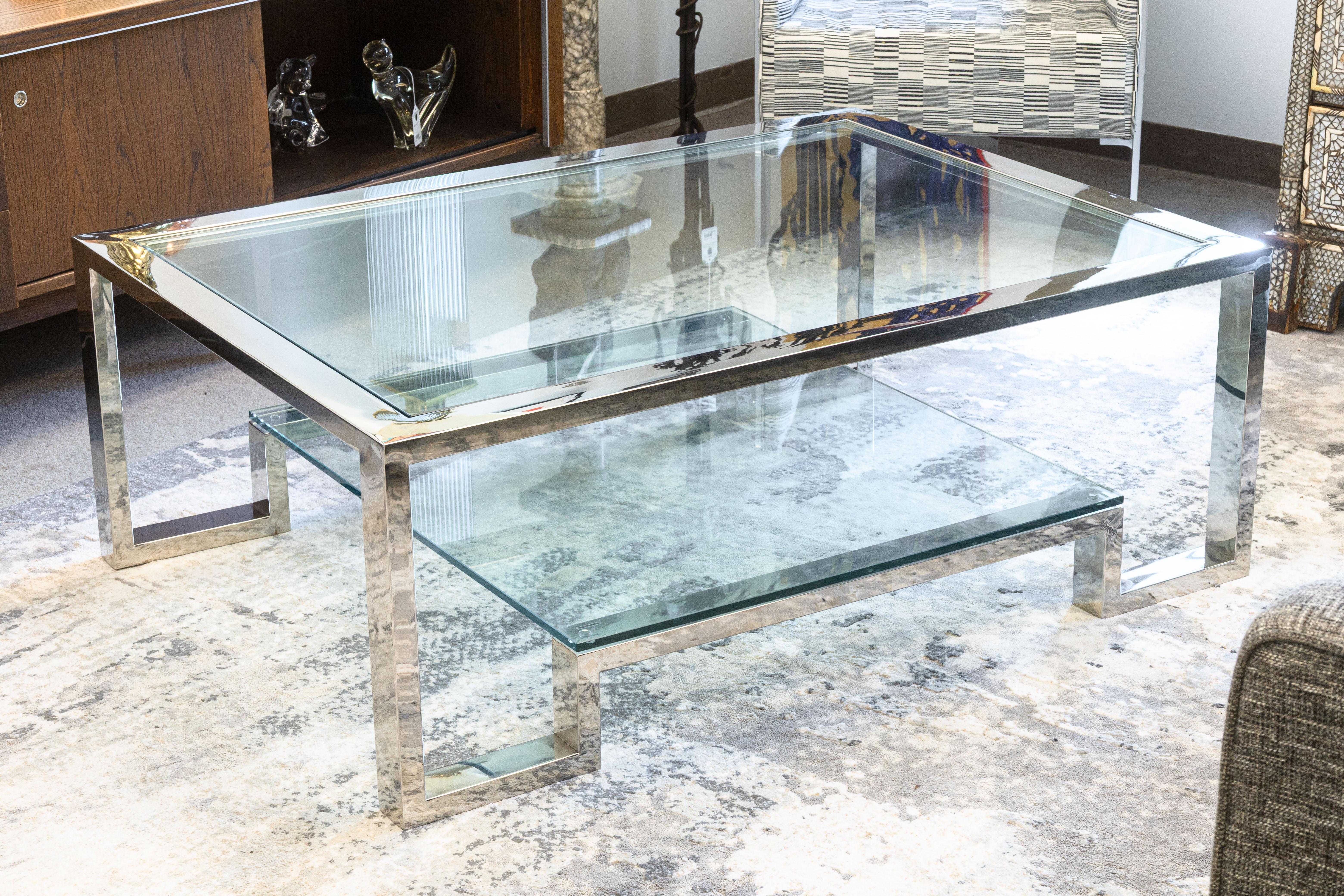 Moderner Milo Baughman Stil Chrom und Glas Zweistöckiger Couchtisch (amerikanisch) im Angebot