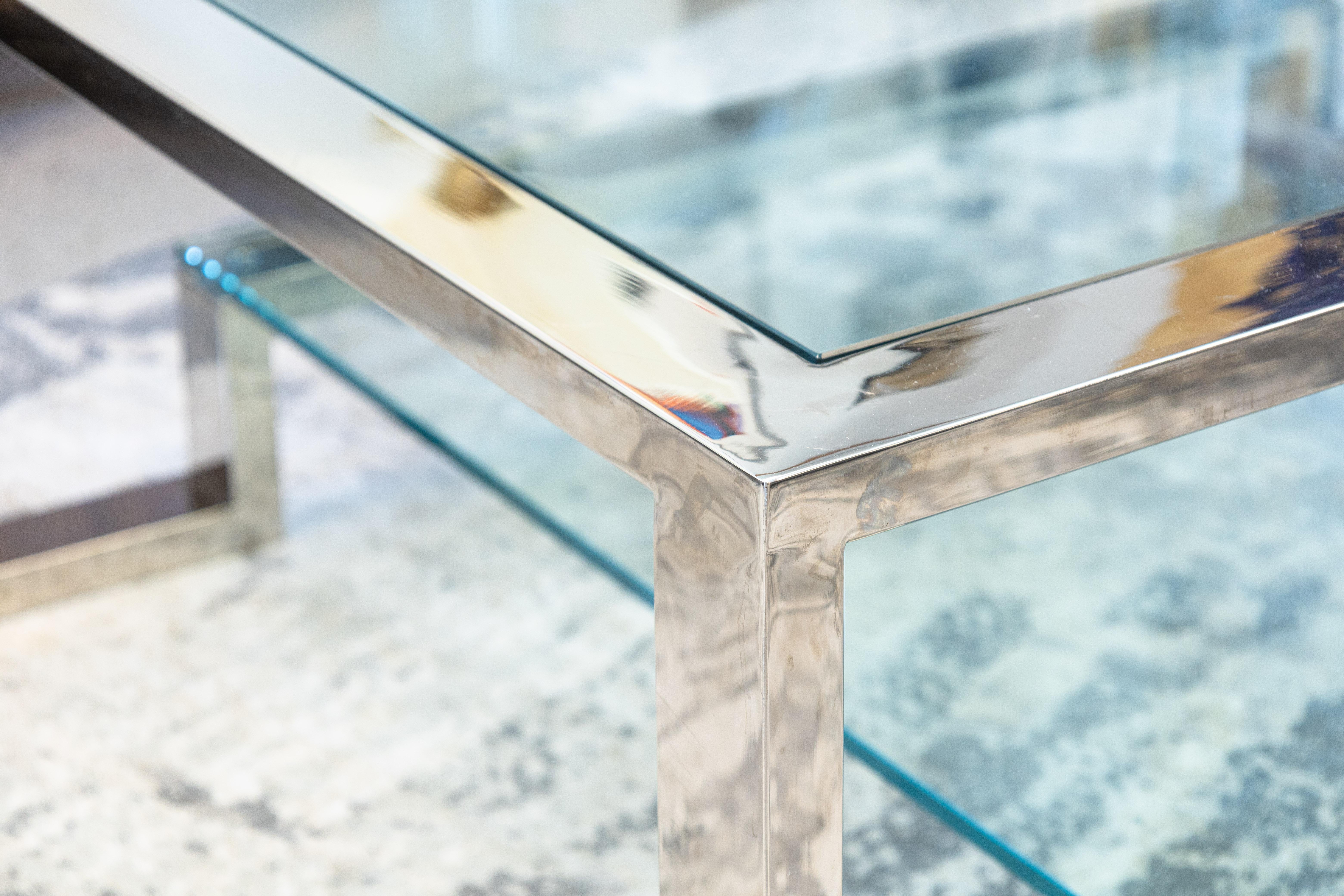 Moderner Milo Baughman Stil Chrom und Glas Zweistöckiger Couchtisch (20. Jahrhundert) im Angebot