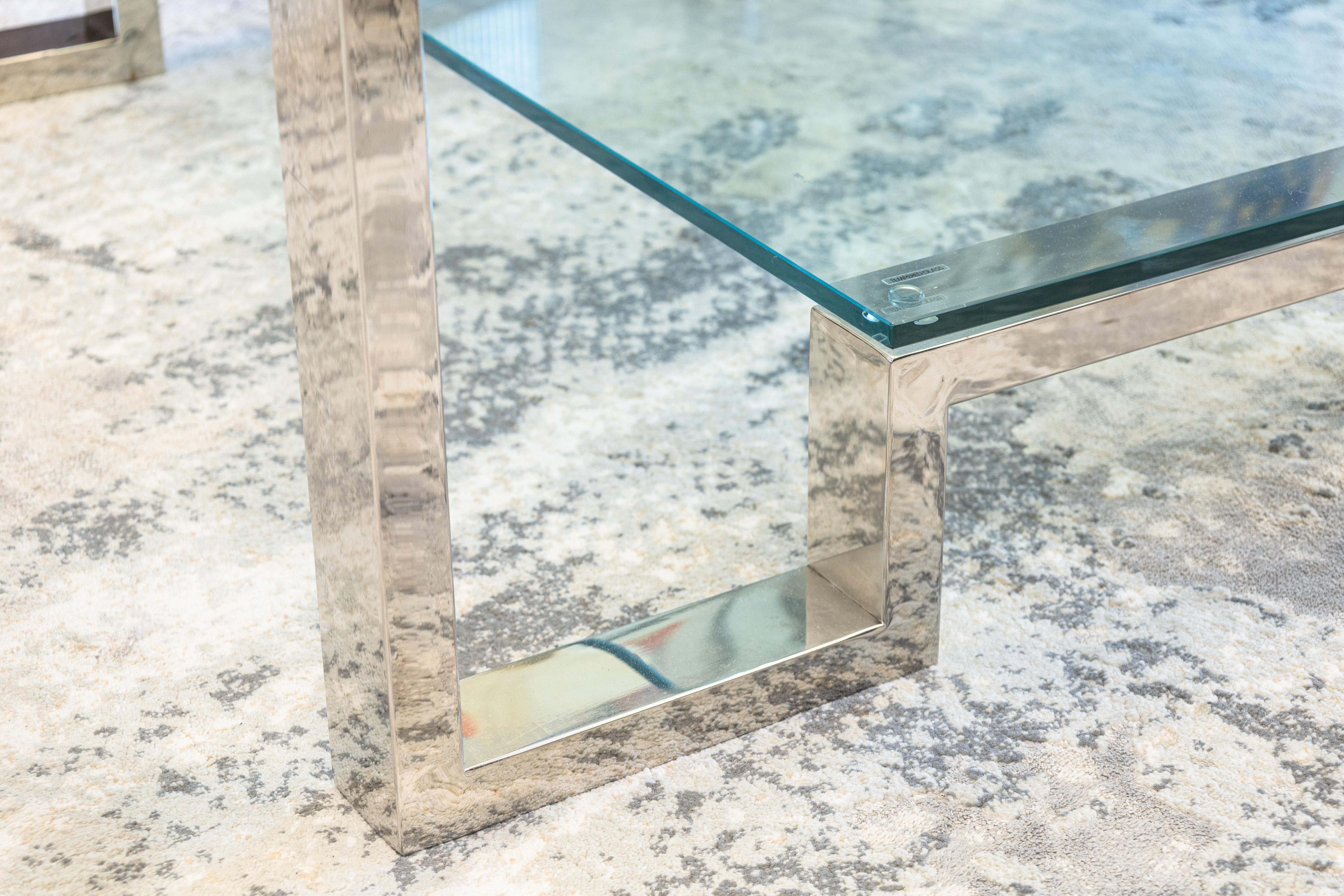 Moderner Milo Baughman Stil Chrom und Glas Zweistöckiger Couchtisch im Angebot 1