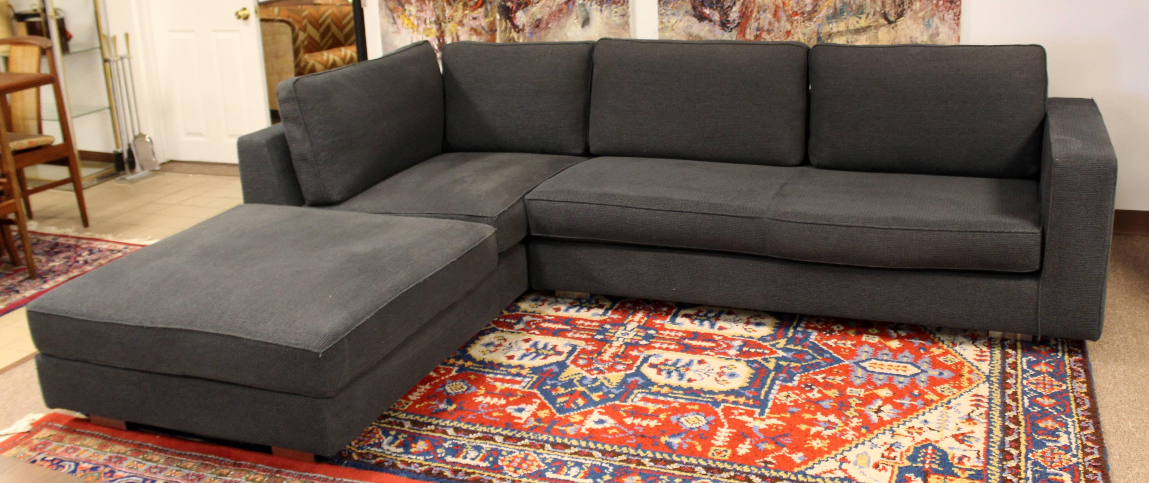Para tu consideración hay un fantástico seccional de dos piezas, con tapicería azul y gris llamado frick dos tortora sobre patas de metal higienizado. Fabricado por la empresa italiana Minotti, se llama Seccional Hilton. En buen estado. Se puede