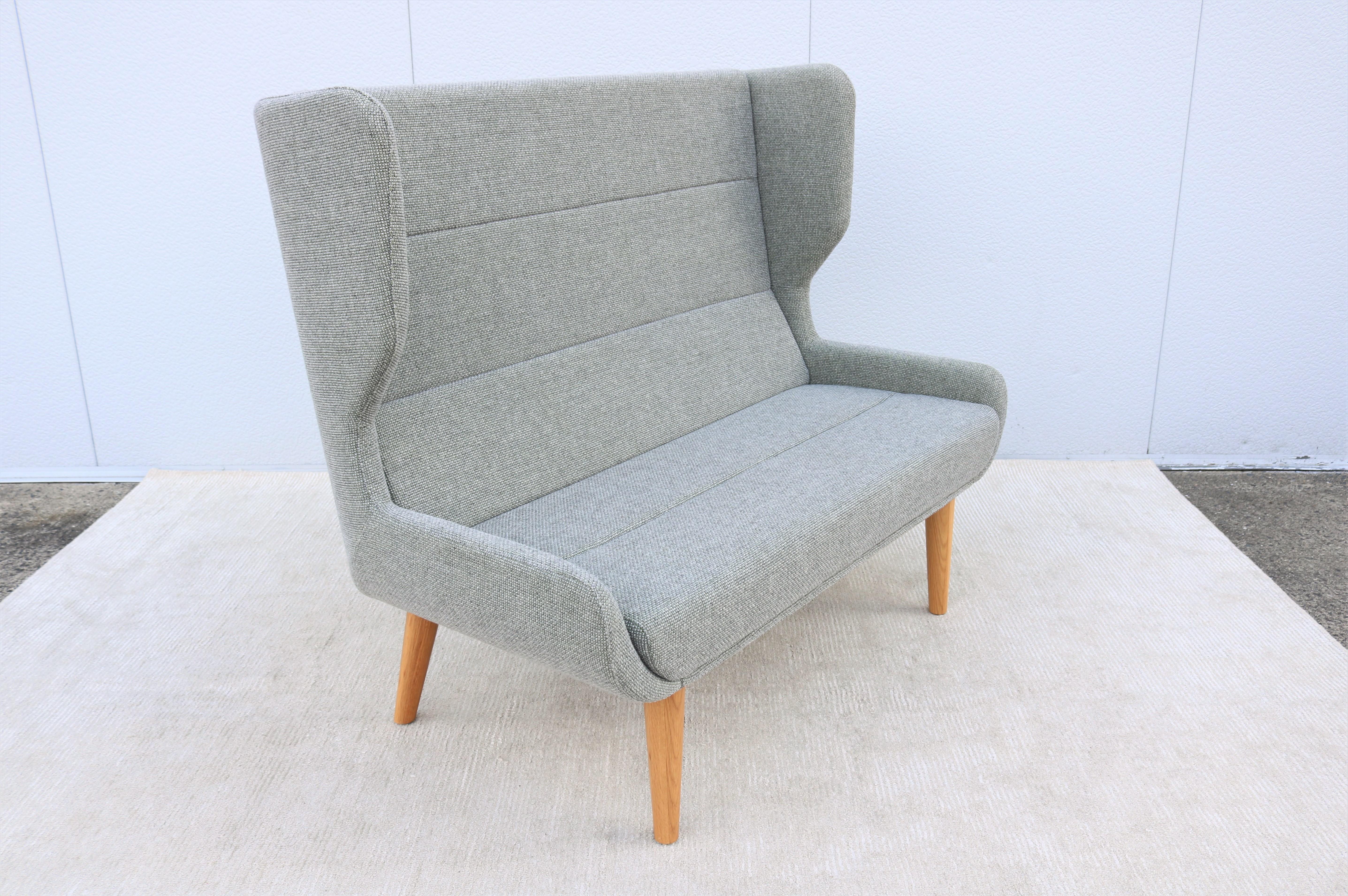 Dieses fabelhafte Zweisitzer-Sofa Hush mit hoher Rückenlehne ist vom Stil der klassischen Ohrensessel inspiriert.
Er ist bequem und stützend, hat aber eine aufrechte, positive Sitzposition. 
Das schlichte und elegante Design passt zu jeder modernen,