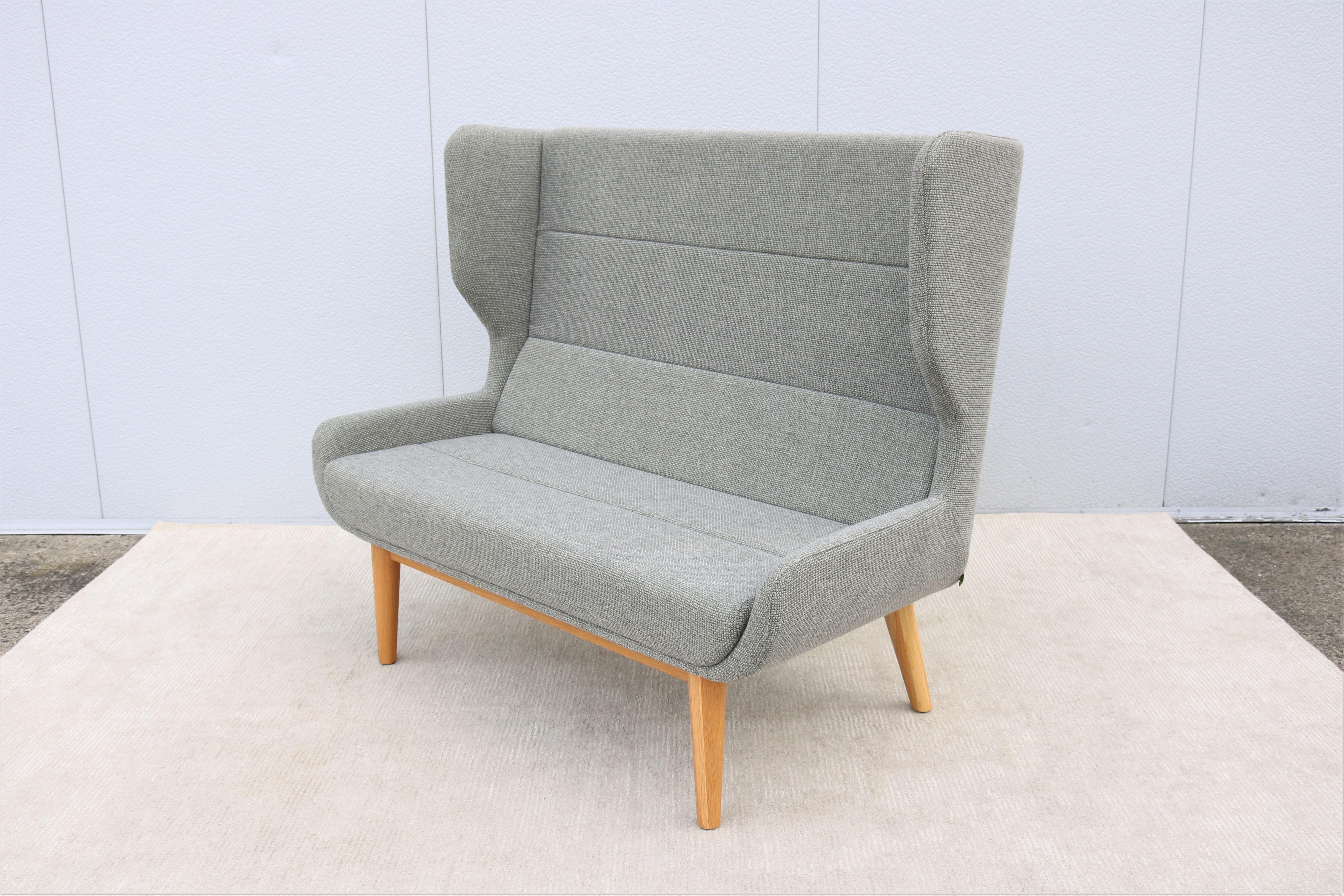 Zeitgenössisches modernes Naughtone für Herman Miller Hush 2-Sitz-Sofa mit hoher Flügelrückenlehne (Moderne der Mitte des Jahrhunderts) im Angebot