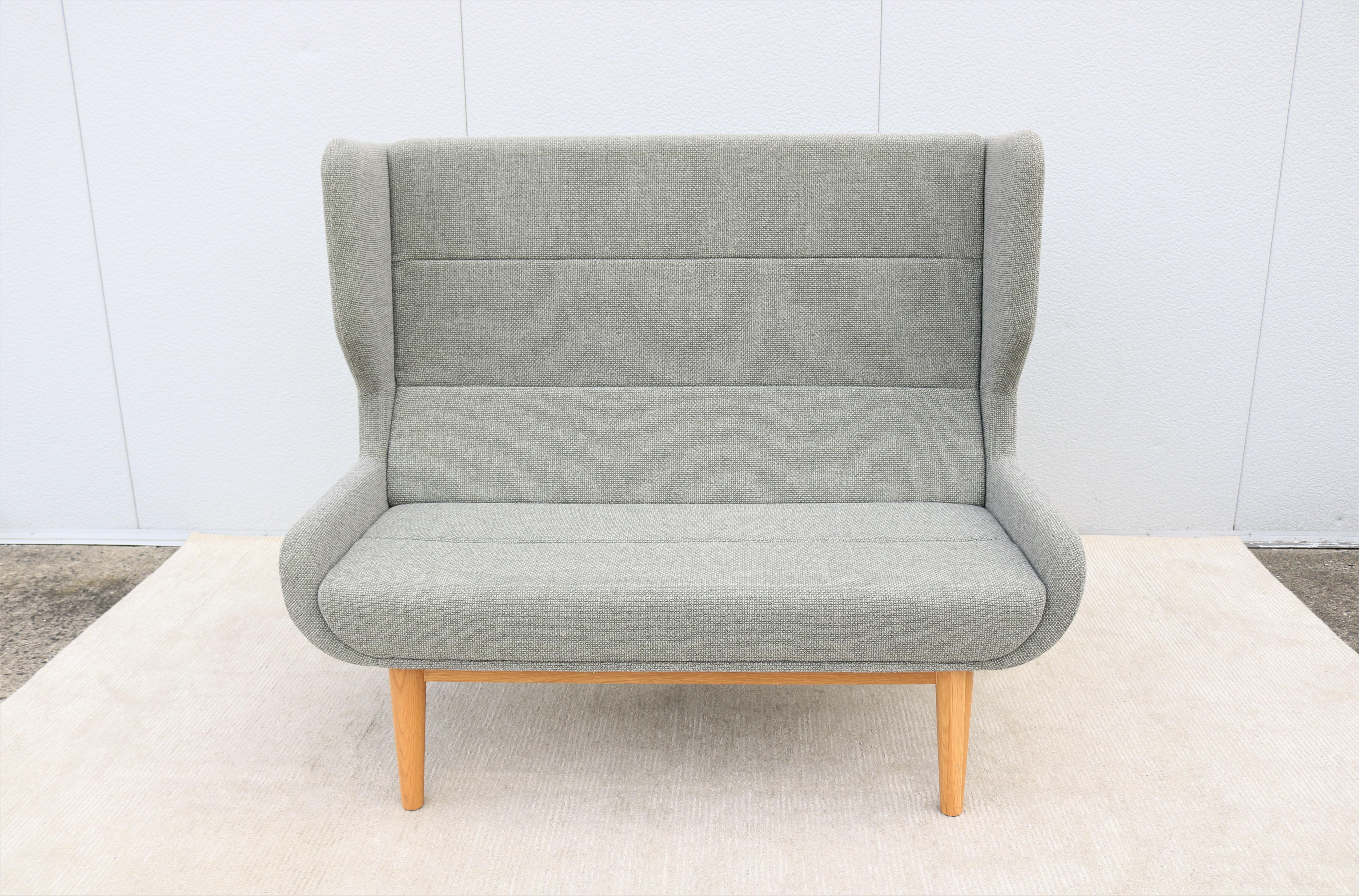 Zeitgenössisches modernes Naughtone für Herman Miller Hush 2-Sitz-Sofa mit hoher Flügelrückenlehne (Lackiert) im Angebot