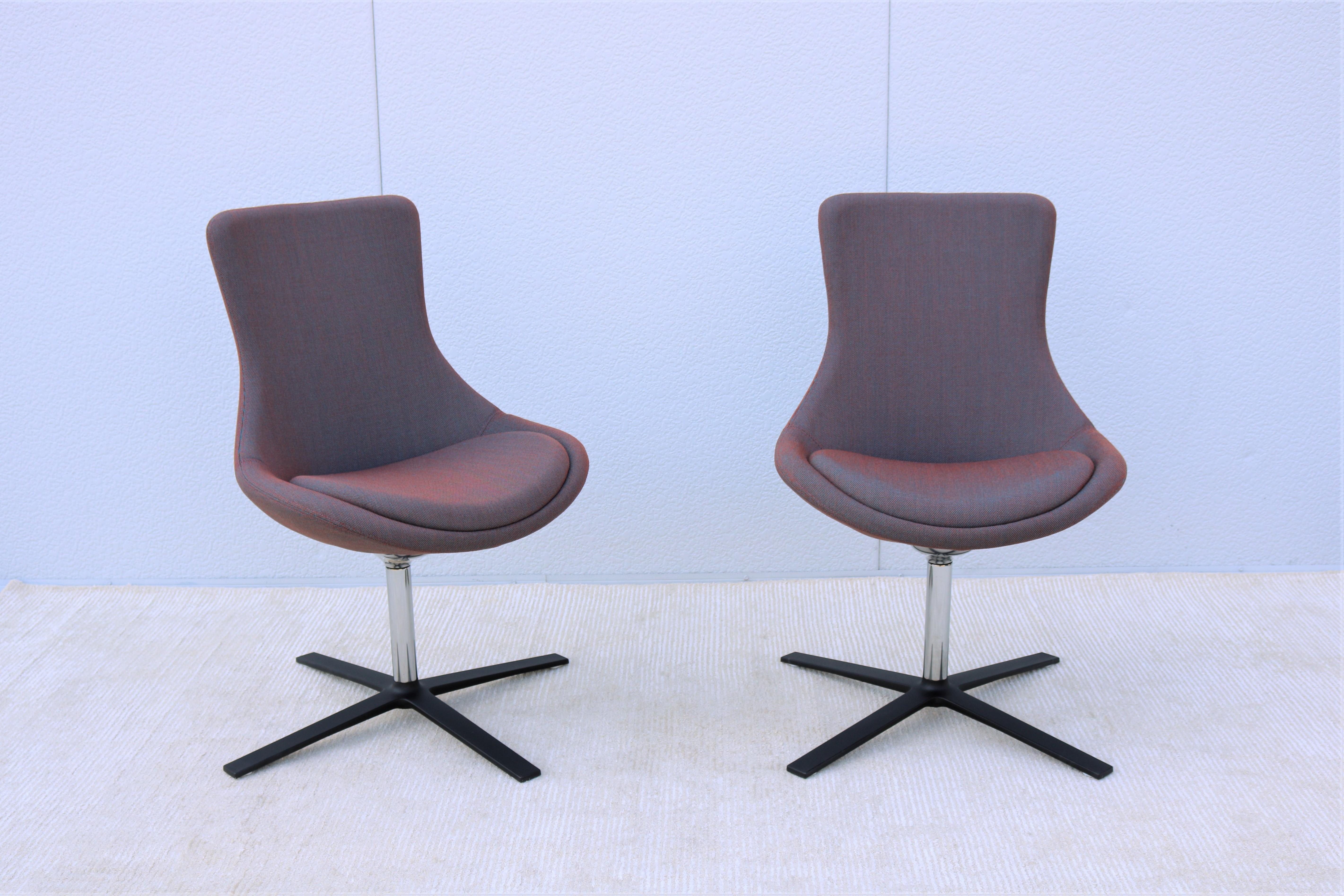 Bloom est un fauteuil pivotant rembourré à usage multiple. Il offre une posture plus droite grâce à un mécanisme d'inclinaison dynamique, permettant un léger mouvement de bascule.
Fabriqué en mousse moulée pour un niveau raffiné de confort et de