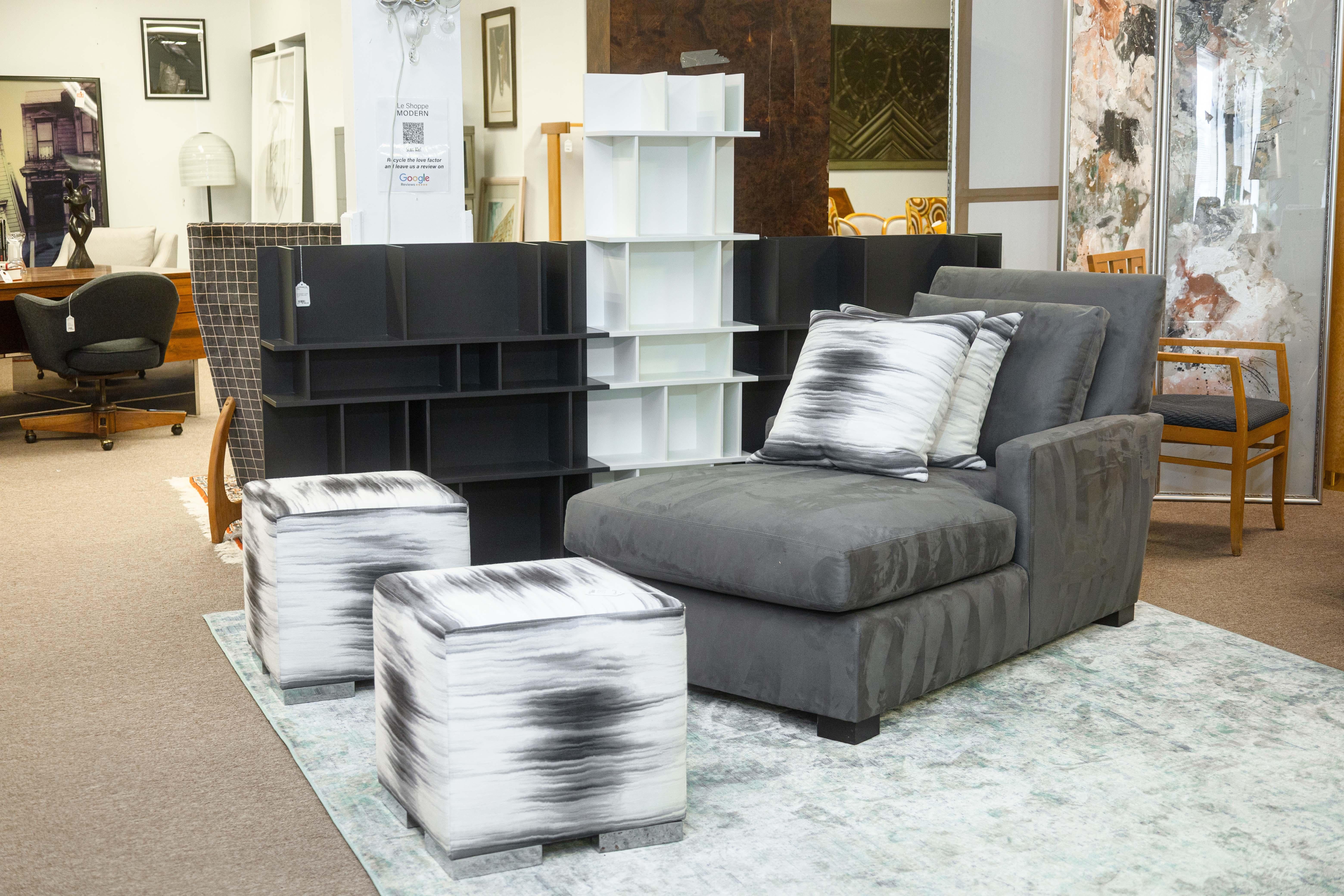 Une chaise longue grise surdimensionnée. Ce fauteuil canapé moderne contemporain présente une taille démesurée, parfaite pour se prélasser confortablement et lire un livre. Ce fauteuil est doté de coussins amovibles très épais et moelleux. Le