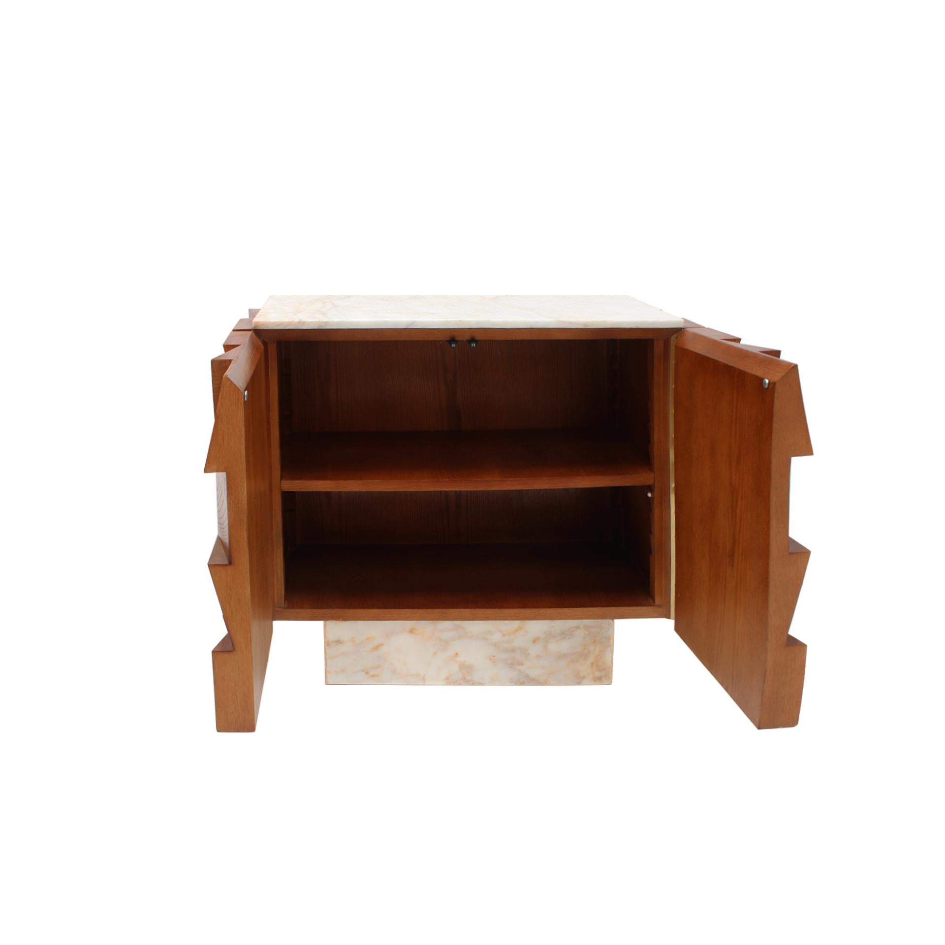 Marbre de Sienne Paire de buffets modernes contemporains en Wood et dessus en marbre de Sienne, Italie en vente