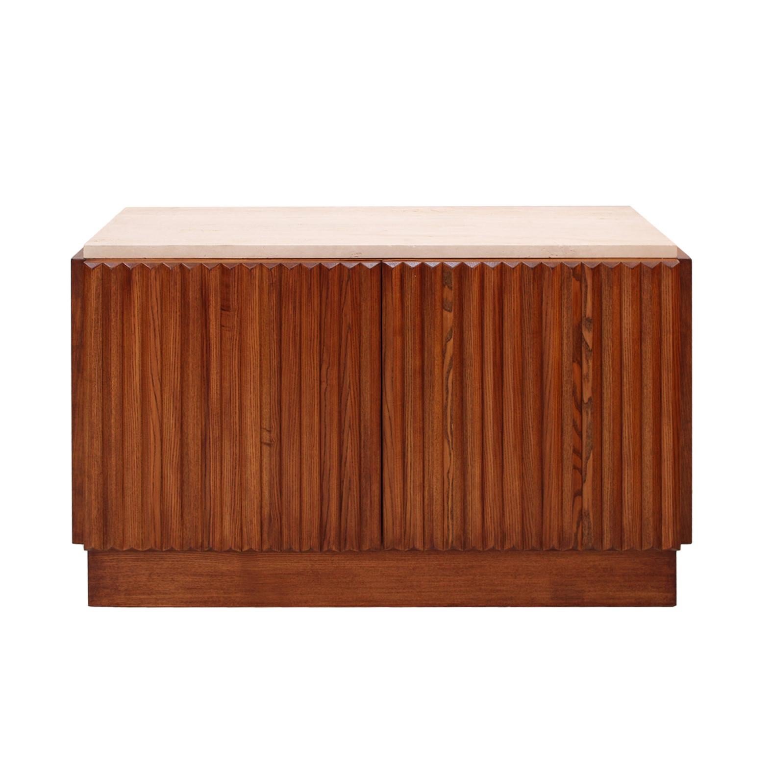 Présentant un mélange captivant de design contemporain et d'esthétique vintage, cette paire de buffets allie sans effort un savoir-faire moderne à un charme intemporel. Fabriqués en bouleau et en chêne, ces buffets mettent en valeur la beauté