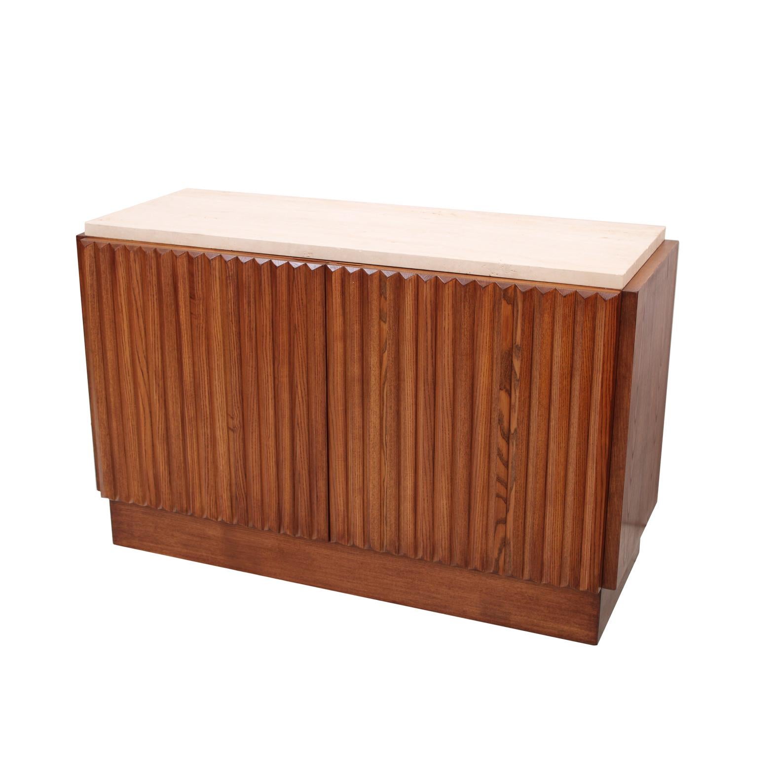 italien Paire de buffets contemporains et modernes en bois et plateau en marbre travertin en vente