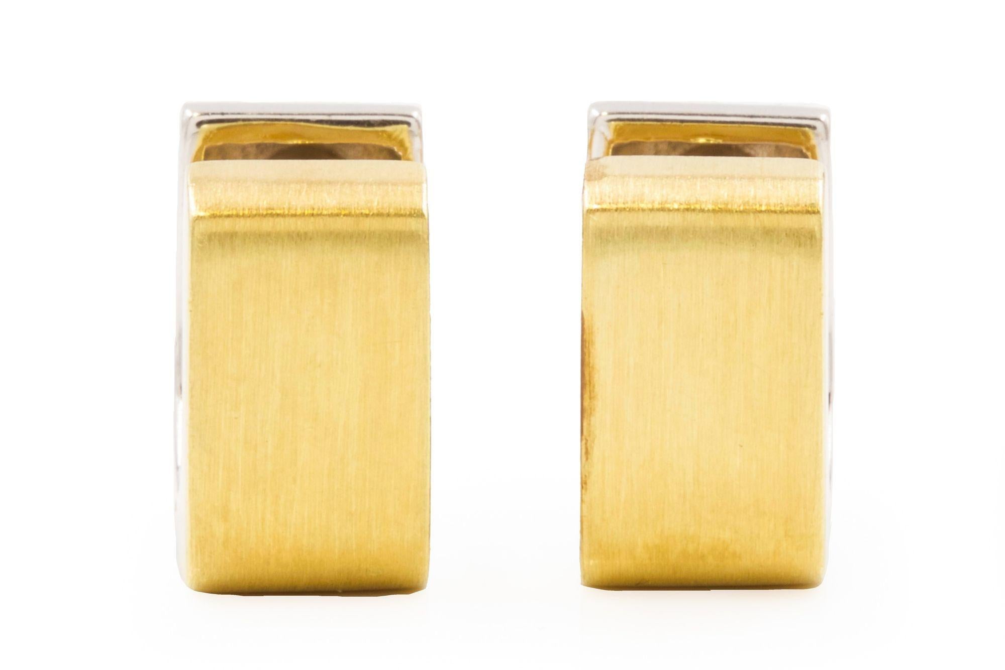 Zeitgenössisches modernes Paar weiß-gelber 14k Gold Huggie-Ohrringe (amerikanisch) im Angebot