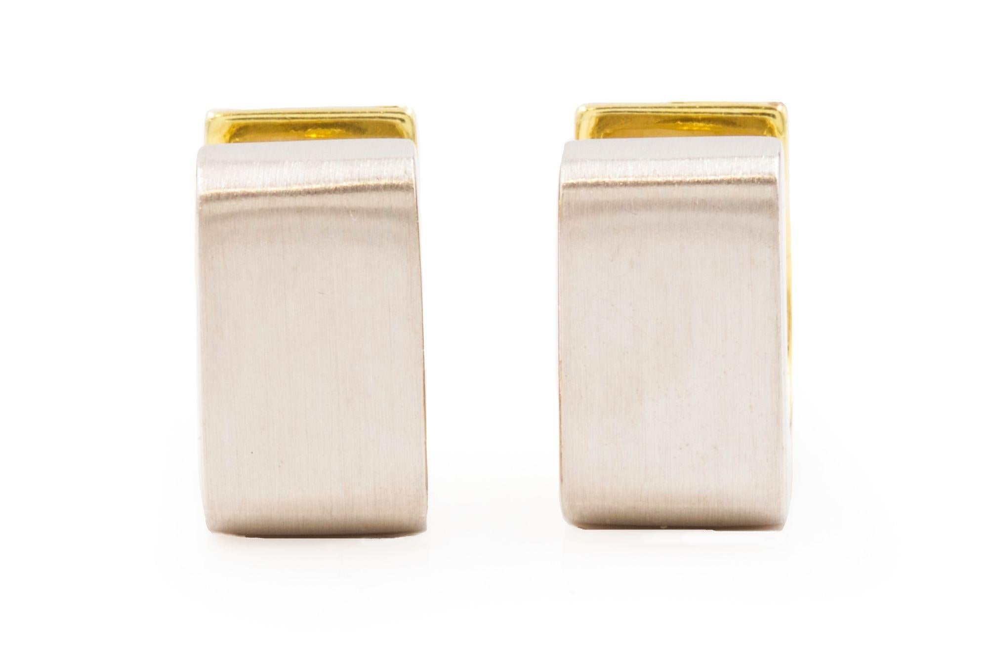 Zeitgenössisches modernes Paar weiß-gelber 14k Gold Huggie-Ohrringe (20. Jahrhundert) im Angebot