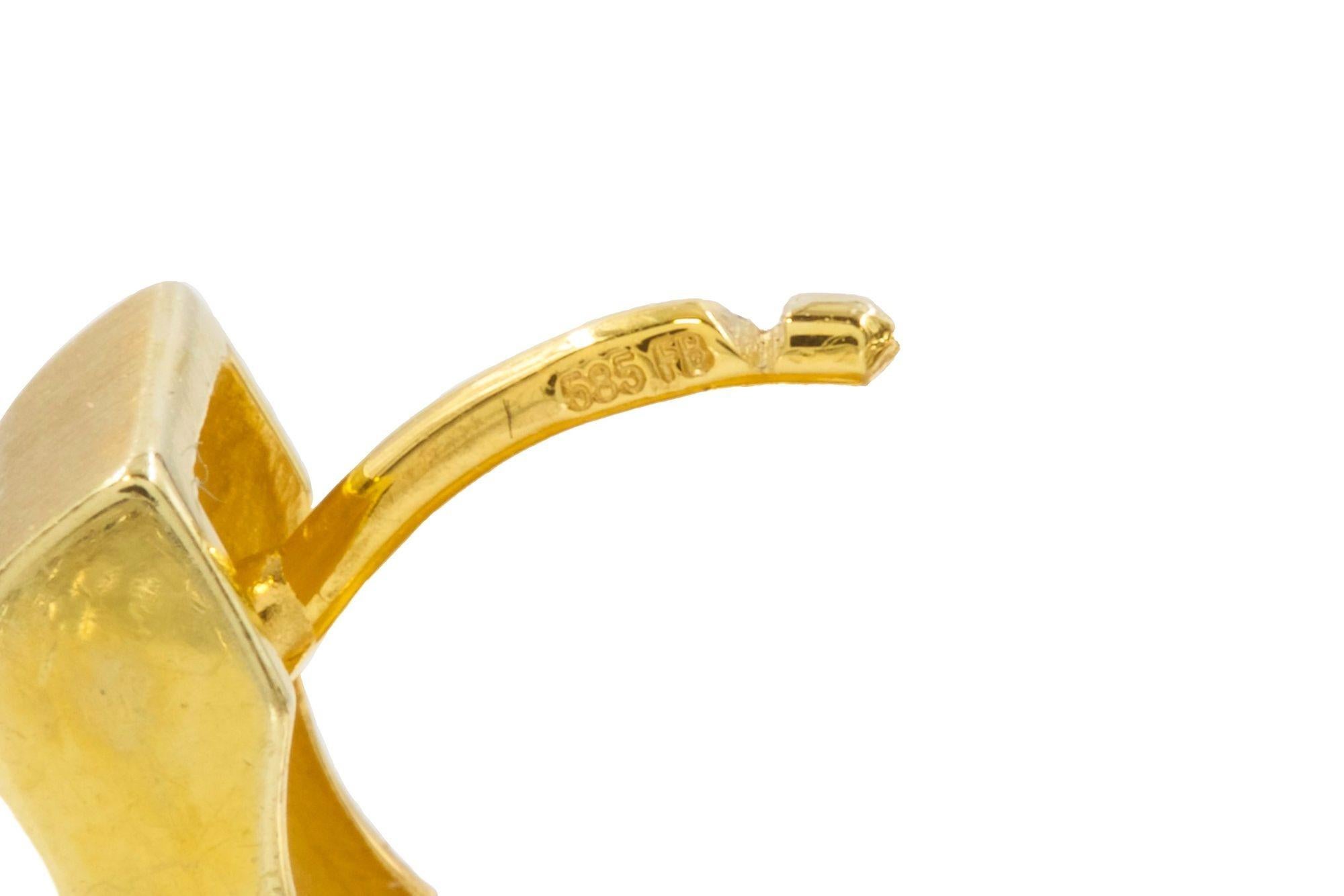 Zeitgenössisches modernes Paar weiß-gelber 14k Gold Huggie-Ohrringe im Angebot 4