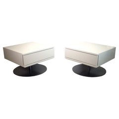 Paire de tables de nuit contemporaines et modernes Cassina en laque blanche à base chromée