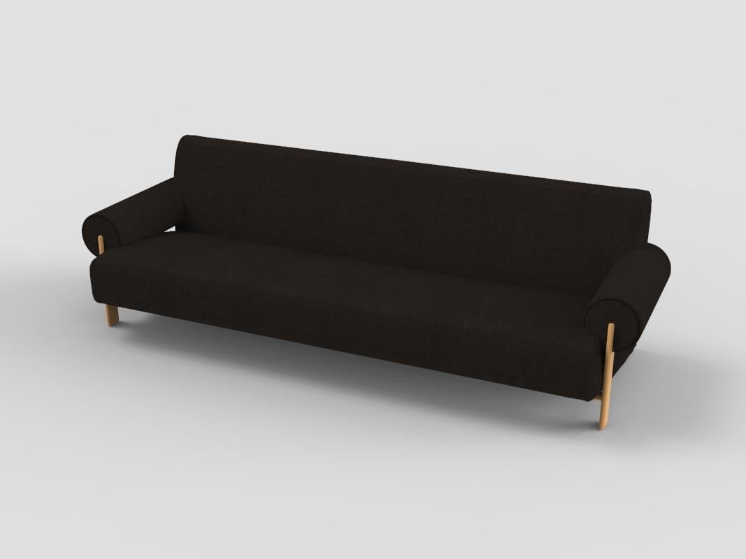 Untermauert von einer minimalistischen und raffinierten Ästhetik mit klaren Linien.

Paloma Sofa entworfen von Bernhardt & Vella für Collector Studio.

Dimension:
B 240cm 95