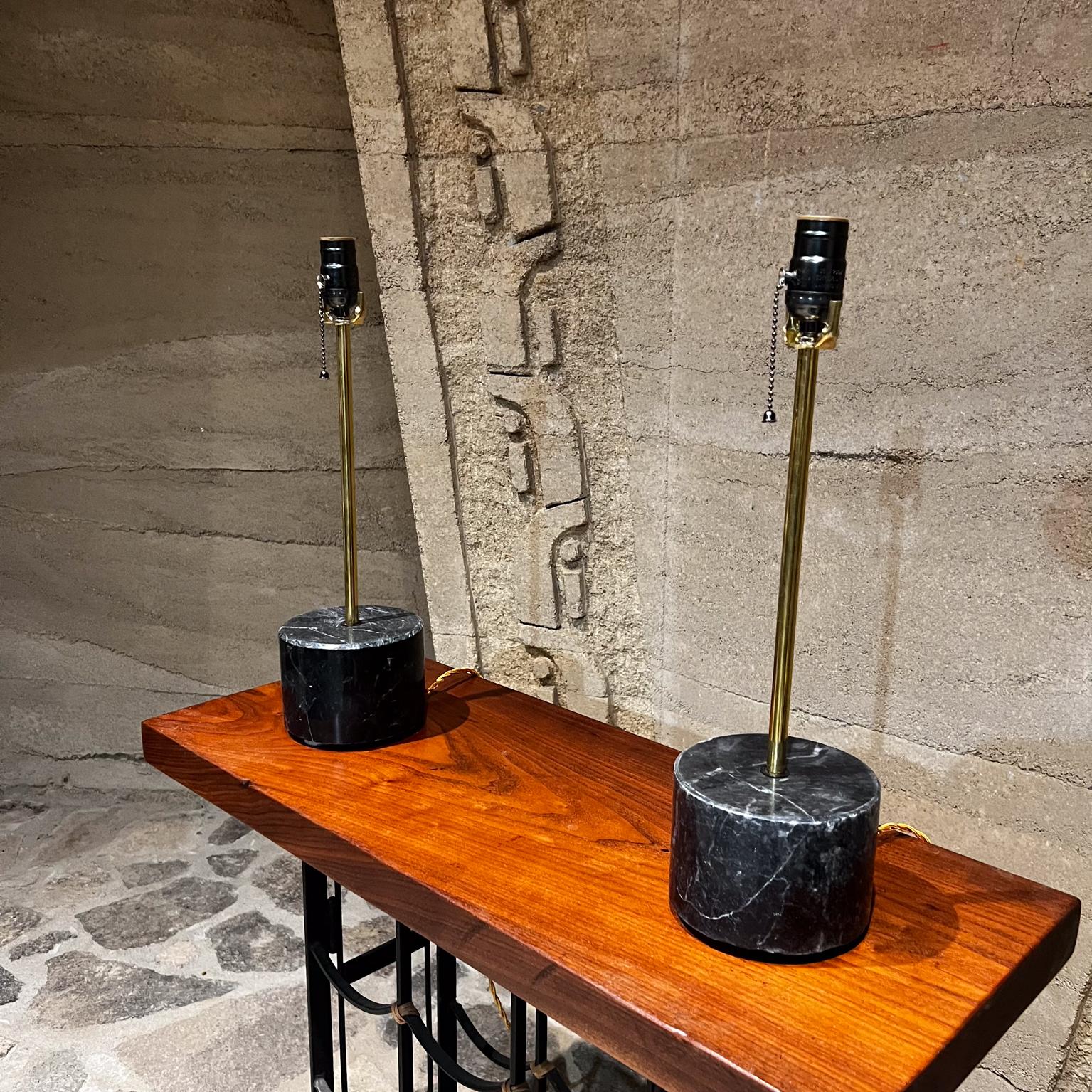 Moderne  Lampes de table modernes en marbre noir poli Pablo Romo Designs en vente