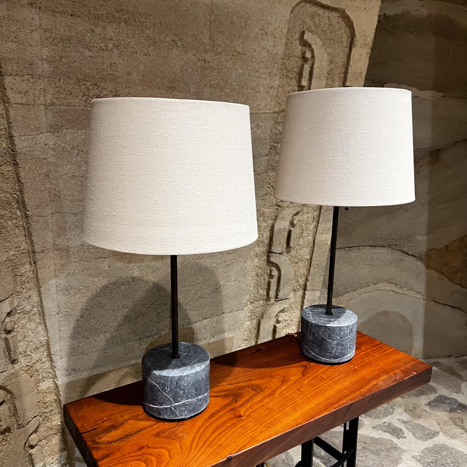 Moderne Lampes de table contemporaines modernes en marbre brut gris par Pablo Romo designs en vente