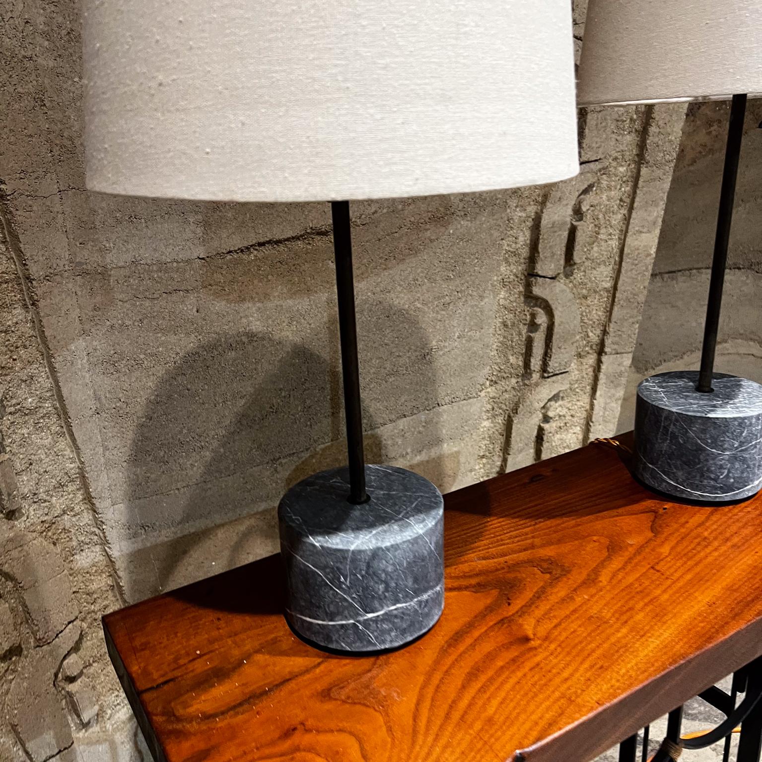 Mexicain Lampes de table contemporaines modernes en marbre brut gris par Pablo Romo designs en vente