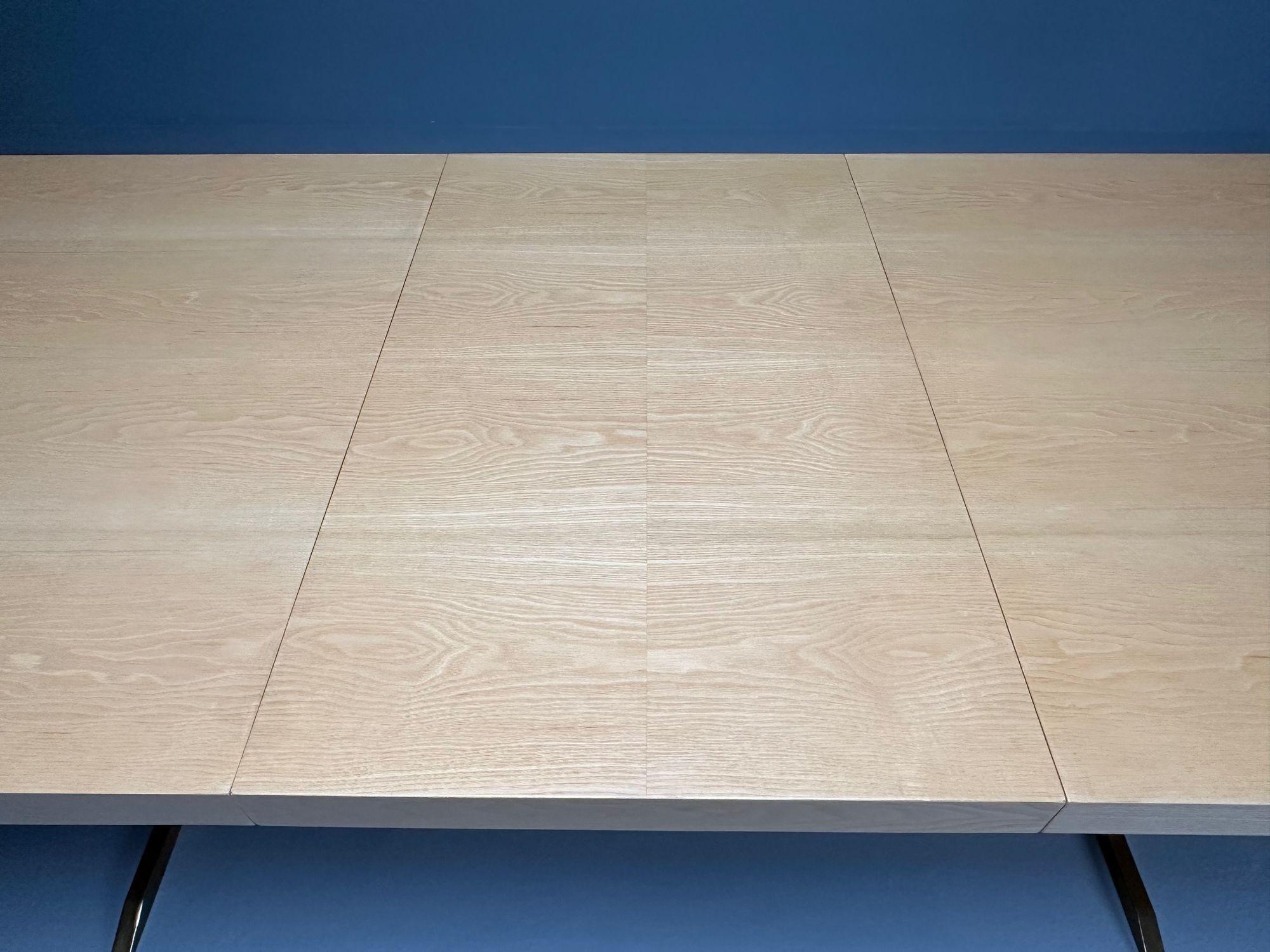 Tavolo da pranzo rettangolare moderno e contemporaneo, impiallacciato in legno di frassino, metallo dorato in vendita 4