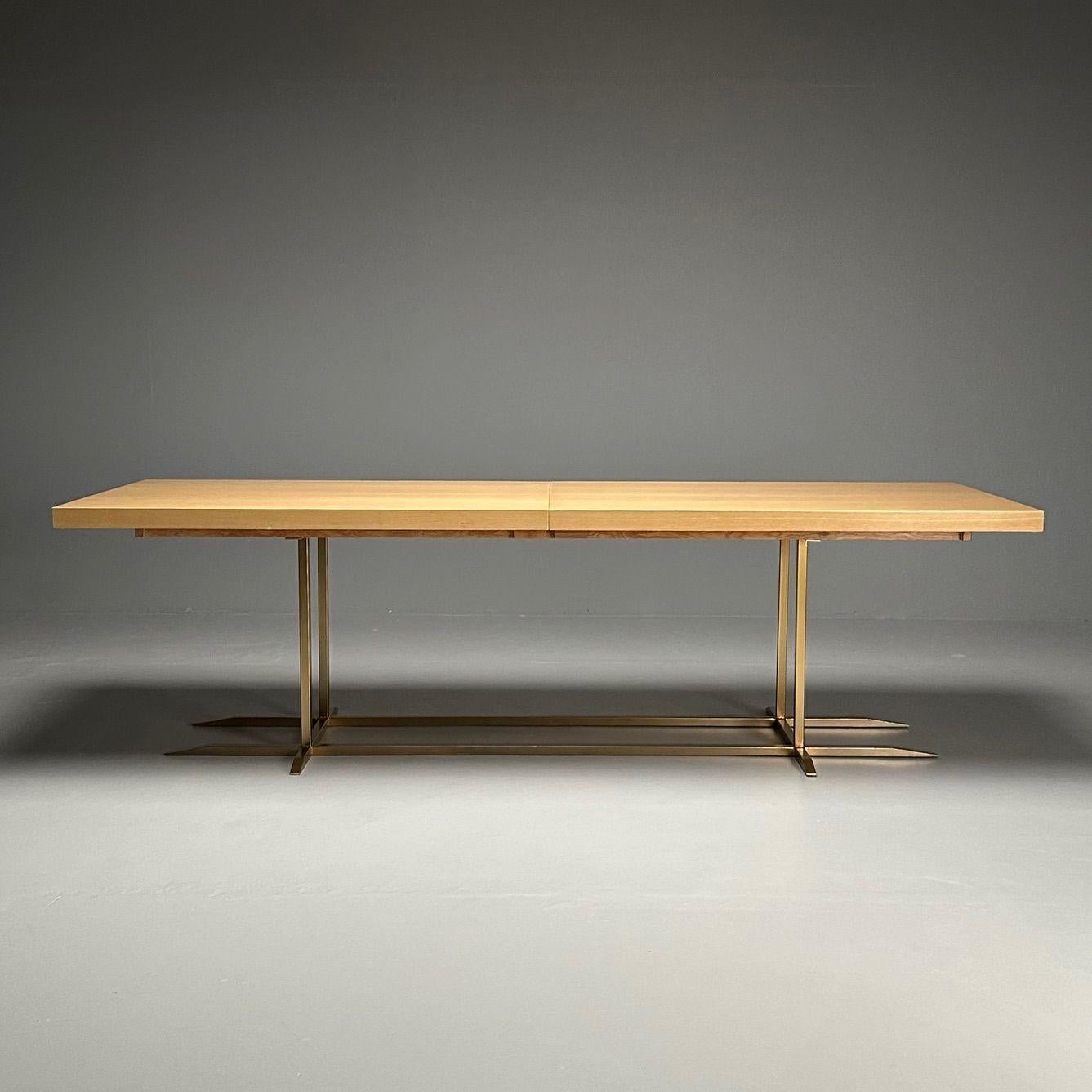 Tavolo da pranzo rettangolare moderno e contemporaneo, impiallacciato in legno di frassino, metallo dorato In condizioni buone in vendita a Manhasset, NY