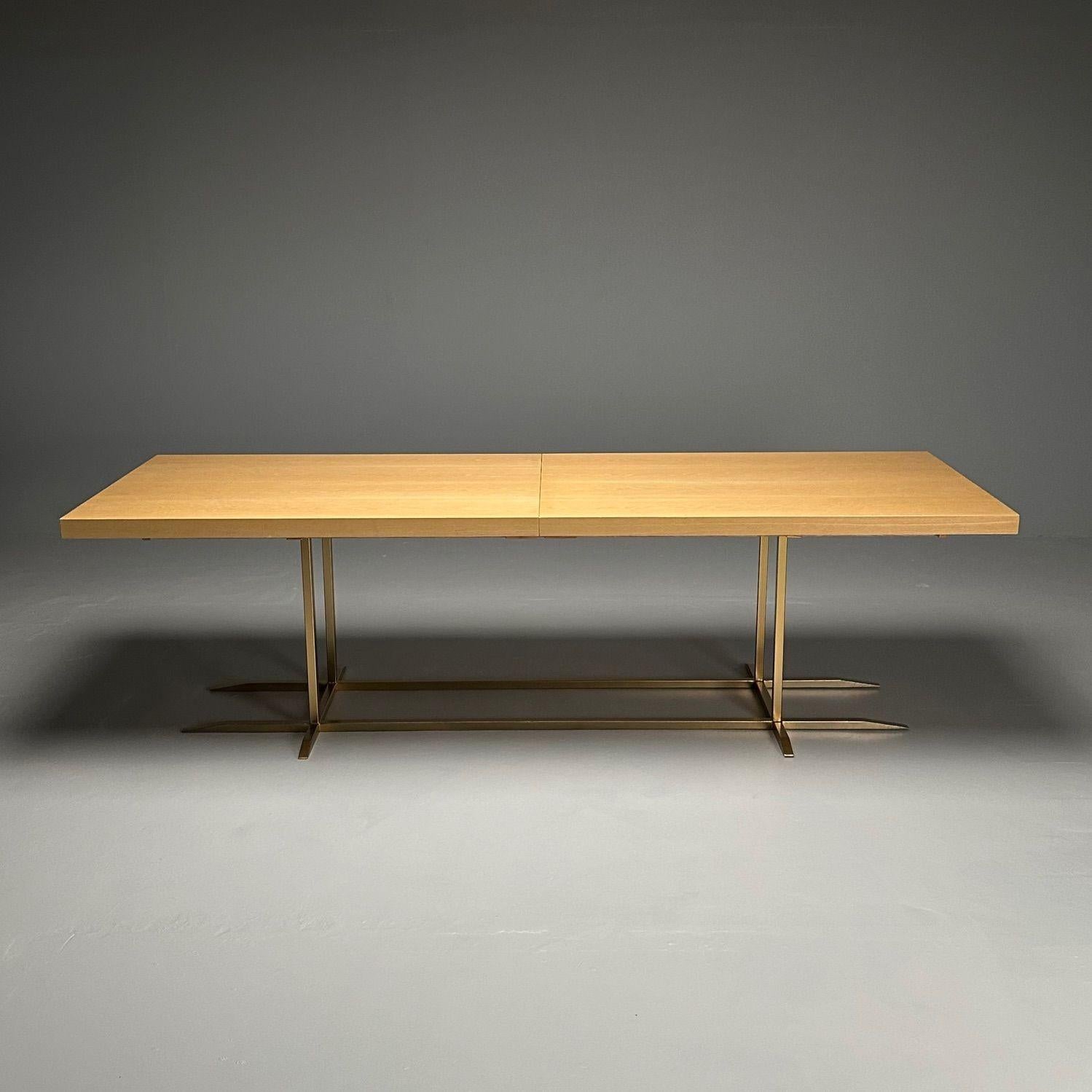 XXI secolo e contemporaneo Tavolo da pranzo rettangolare moderno e contemporaneo, impiallacciato in legno di frassino, metallo dorato in vendita