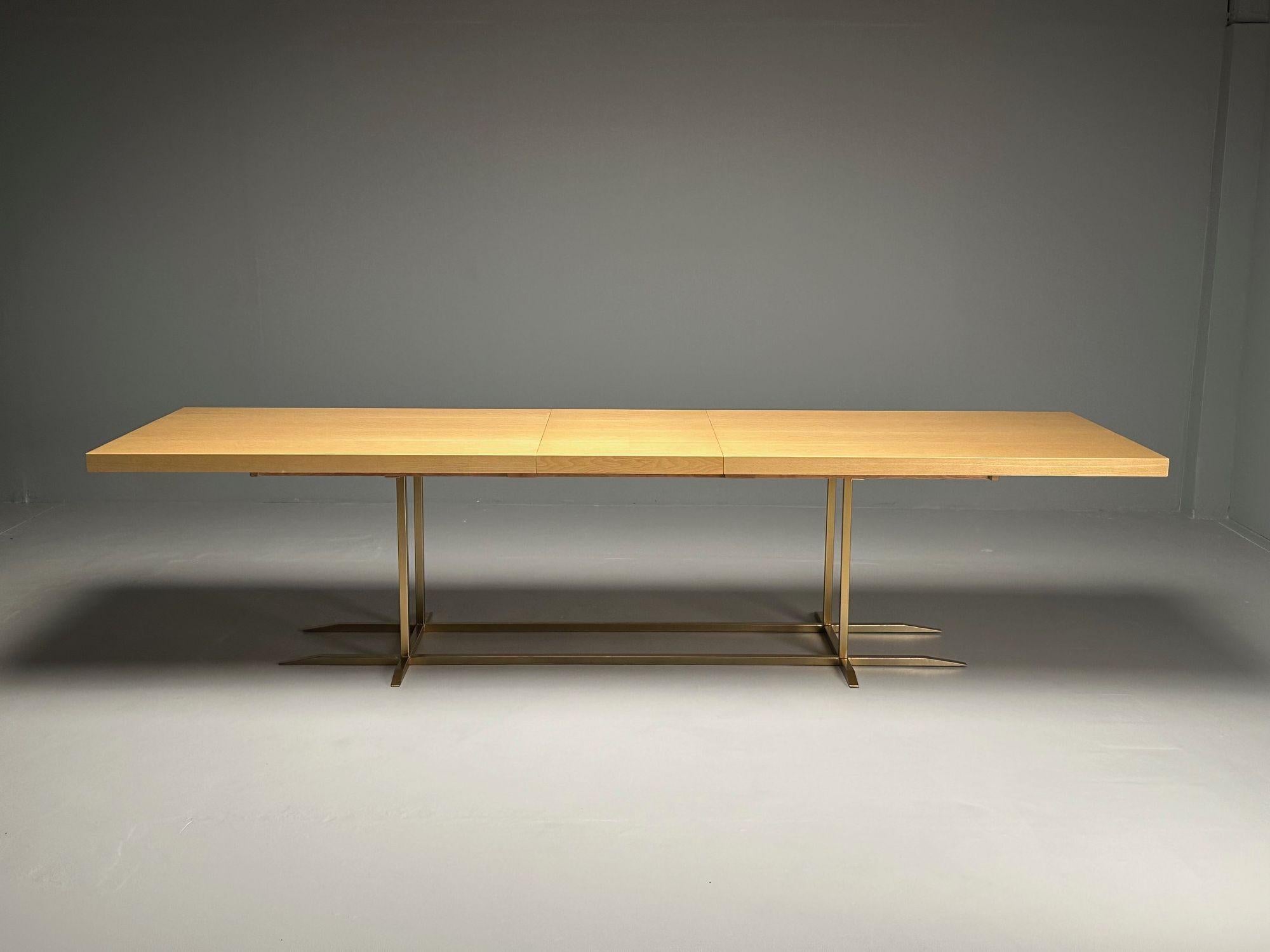 Metallo Tavolo da pranzo rettangolare moderno e contemporaneo, impiallacciato in legno di frassino, metallo dorato in vendita