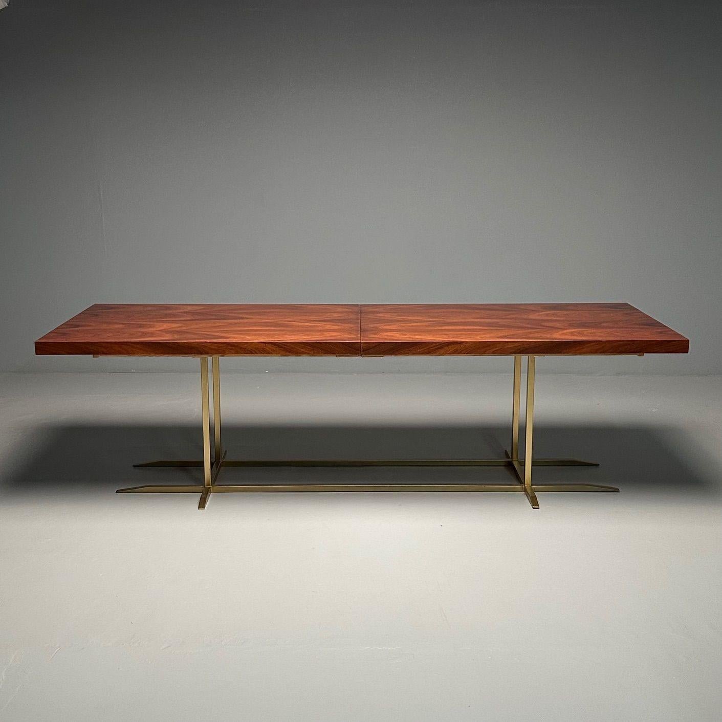 Contemporary, Modernity Table de salle à manger rectangulaire, placage de bois d'ébène, métal doré

Table de salle à manger ou de conférence sur mesure avec un magnifique plateau en placage de bois de ronce assorti à un livre, avec un rangement