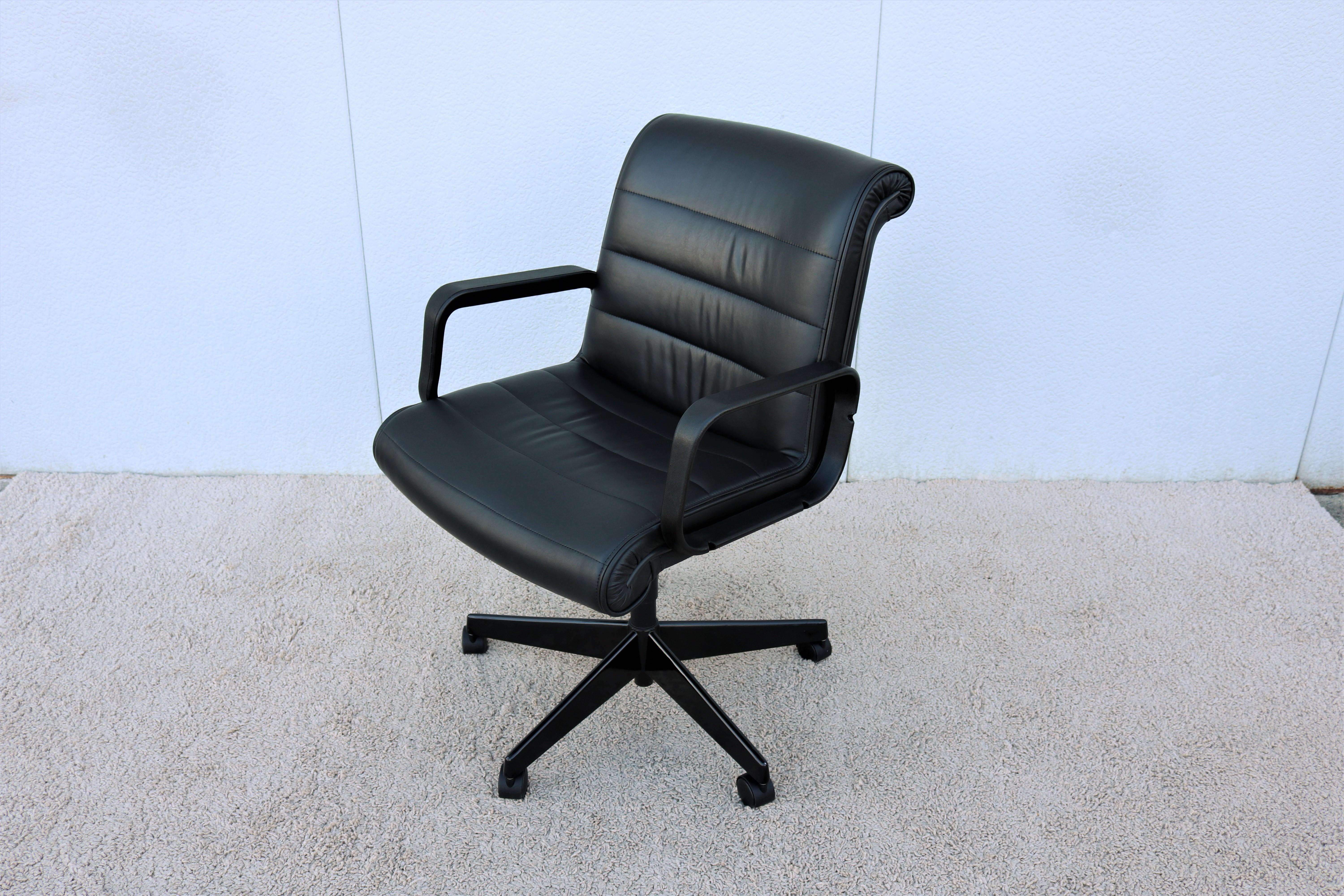 The classic Sapper Management Chair for Knoll was introduced in 1979 by the German acclaimed industrial designer Richard Sapper.
Ergonomic and very Comfortable design, the chair frame is generously proportioned with wide flat seating.
The design