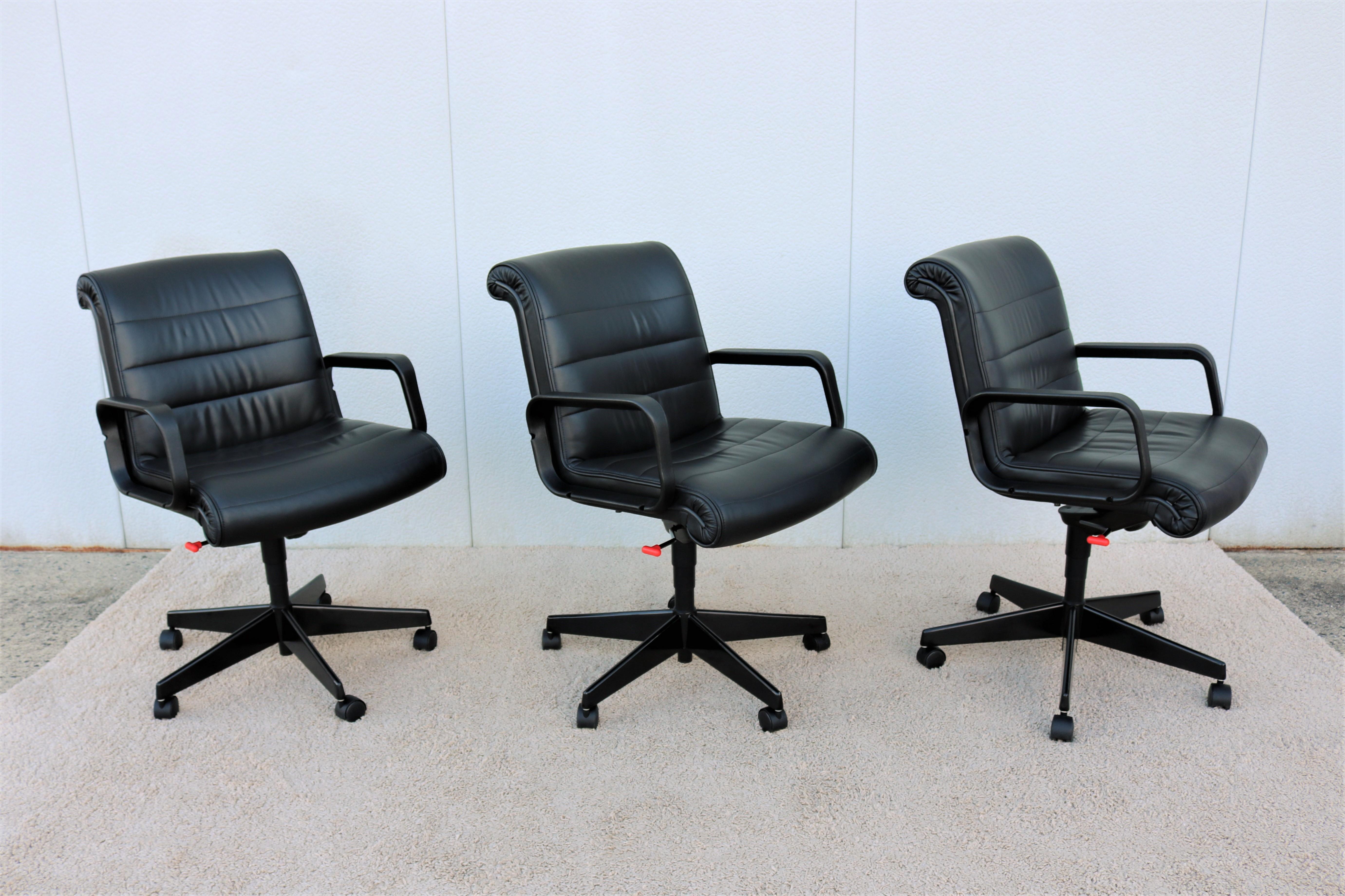 Molded Contemporary Modern Richard Sapper for Knoll Sapper Management Ergonomic Chair For Sale