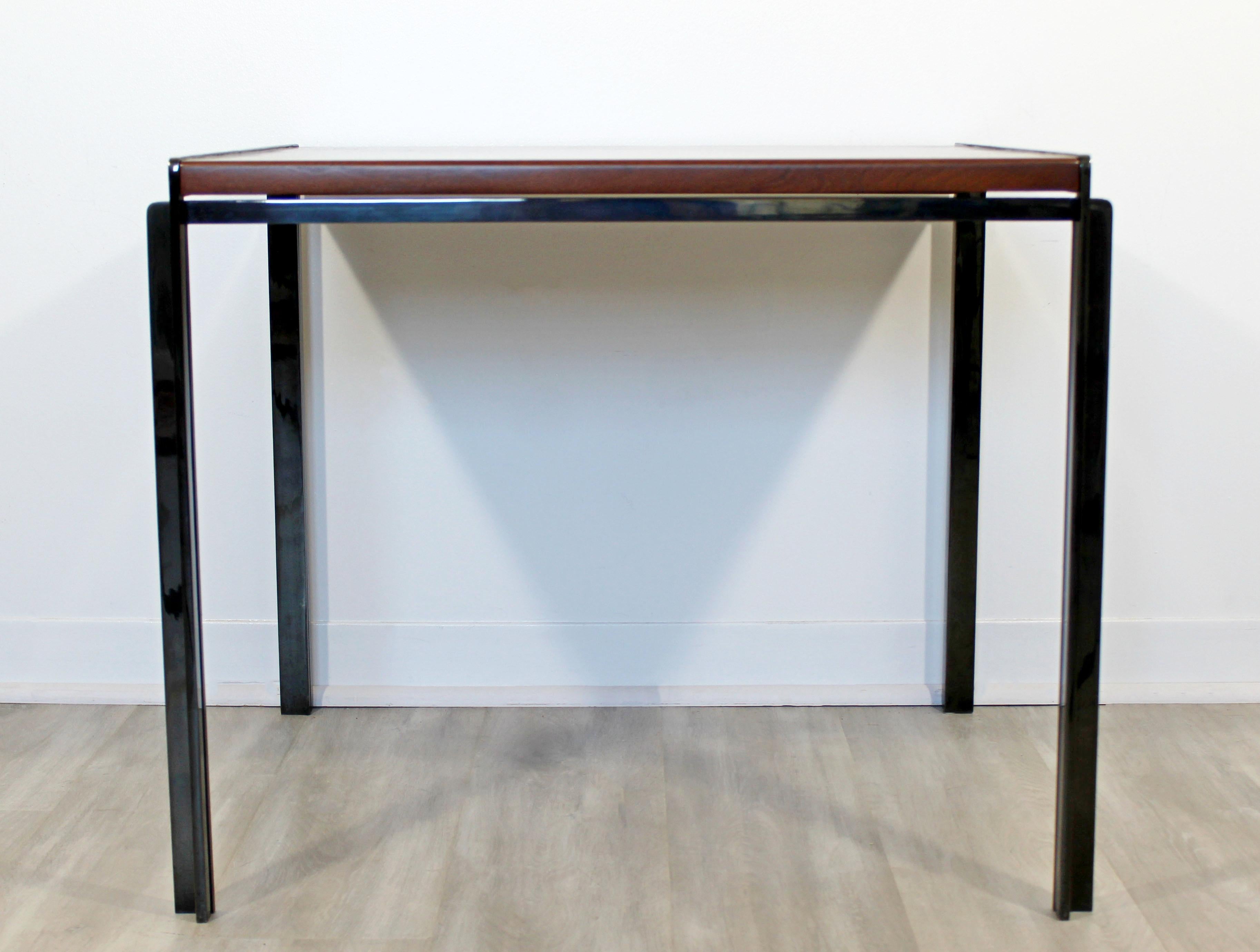 For your consideration is a gorgeous accent corner table, with a gunmetal base, by Richard Shultz for Knoll, circa 1990s. In excellent condition. The dimensions are 29.5