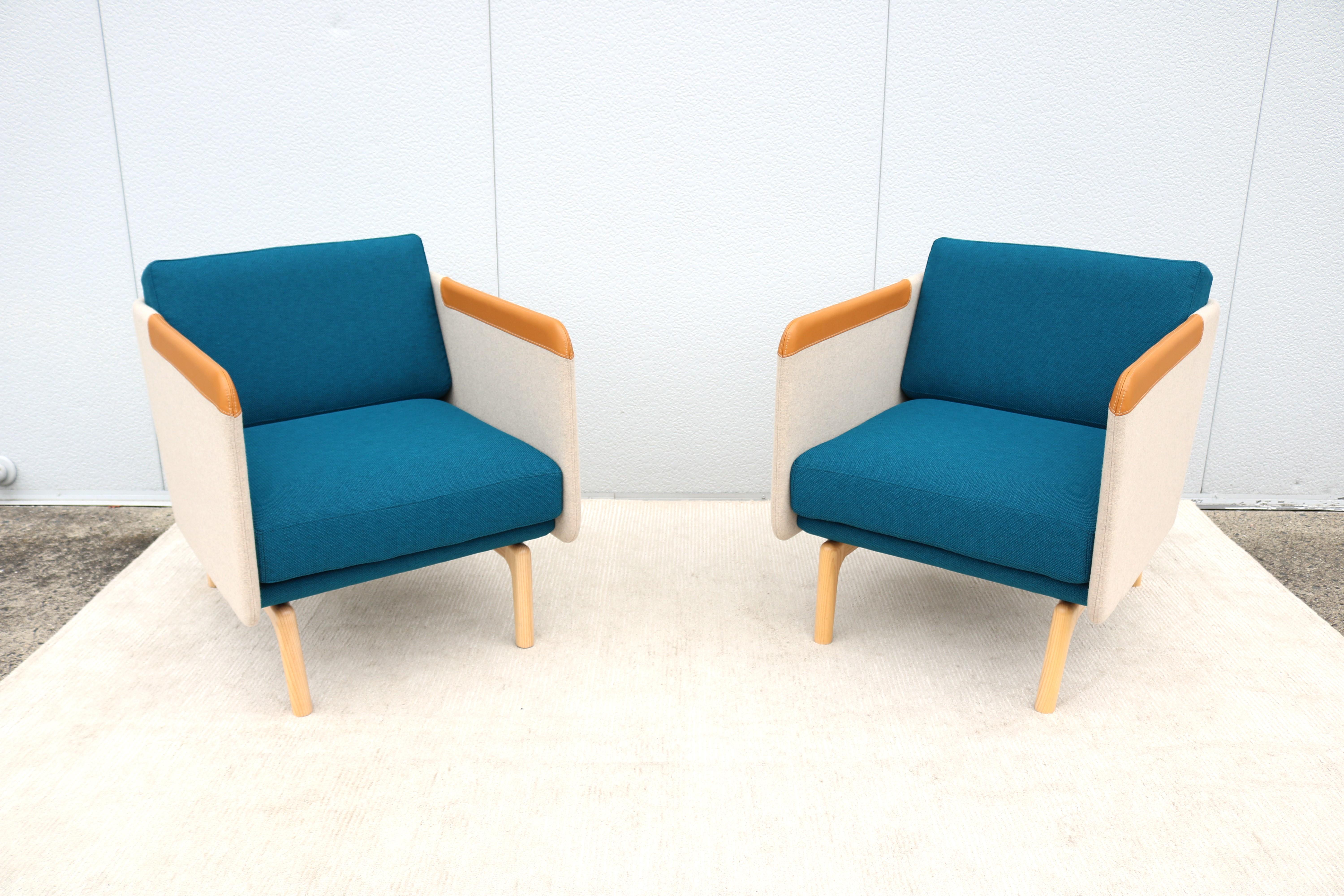 Moderne Chaises longues contemporaines en laine Roger Webb pour OFS Heya - une paire en vente