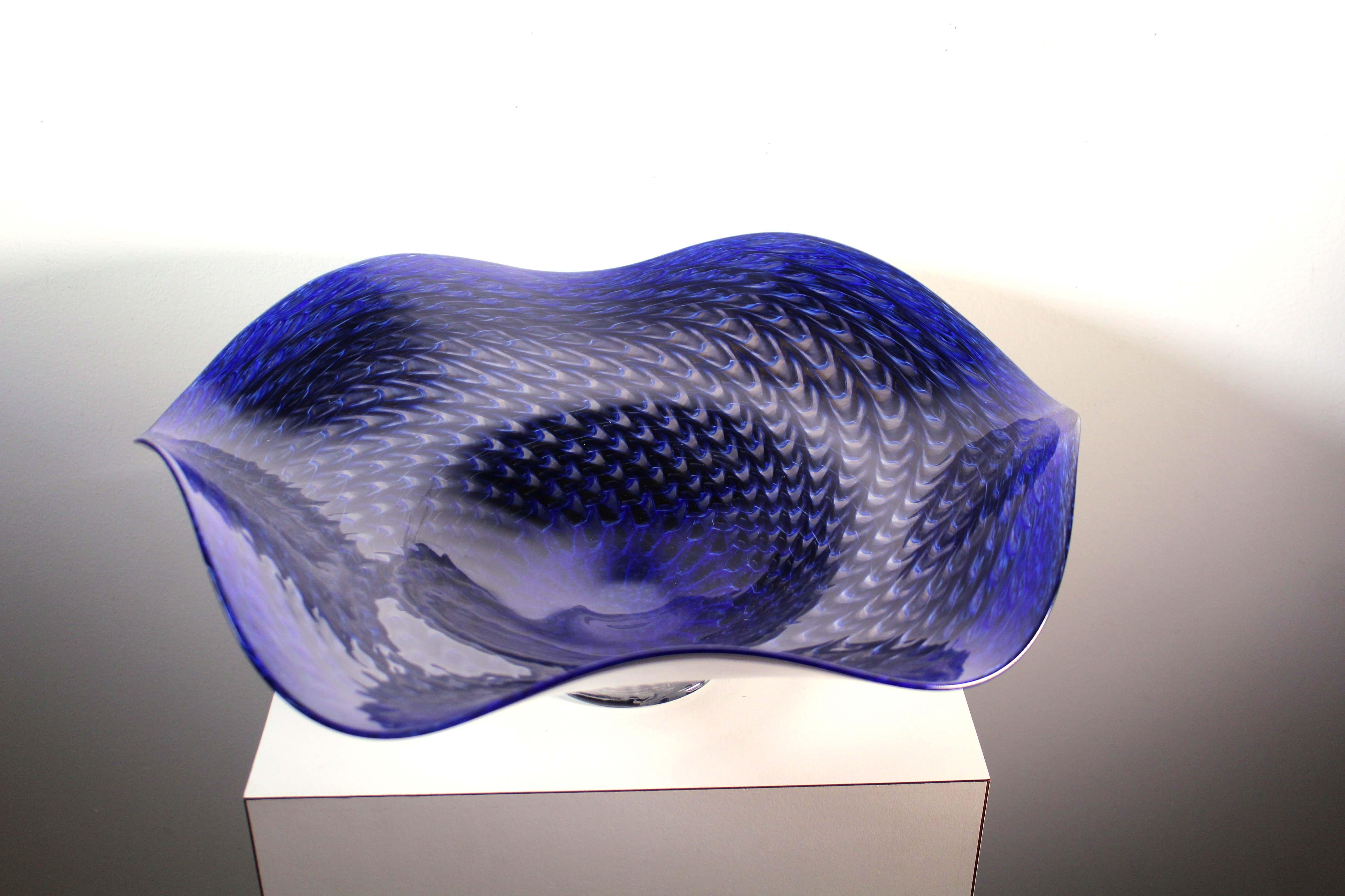 Ciotola in vetro artistico moderna Ron Mynatt Cobalt Fluted firmata In condizioni buone in vendita a Keego Harbor, MI