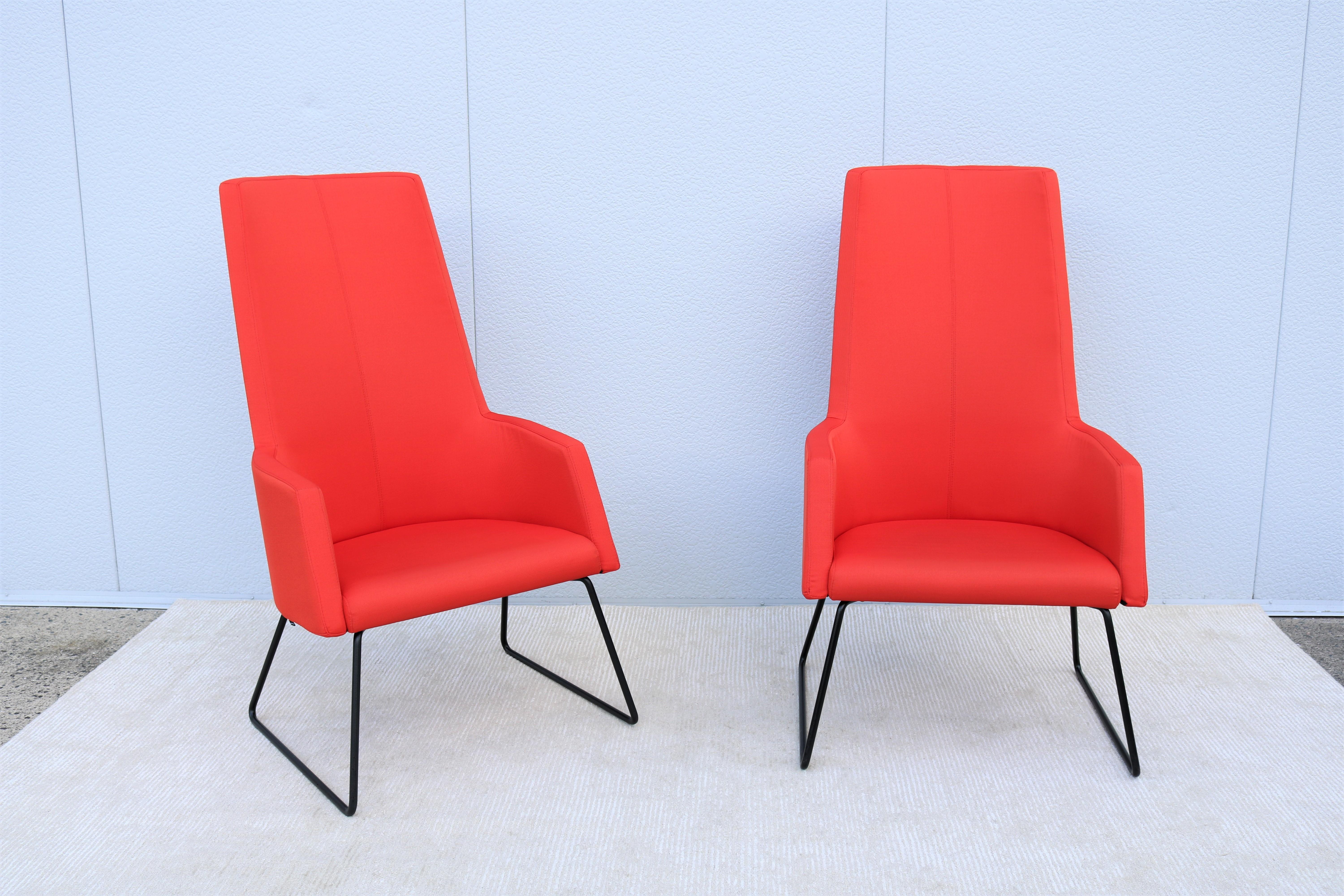 This gracious yet ultra contemporary modern Solo High-back lounge chairs are comfortable and appropriate for residential and commercial use.
The eye-catching bold curves and strong silhouette is elegant, inviting and has presence in its