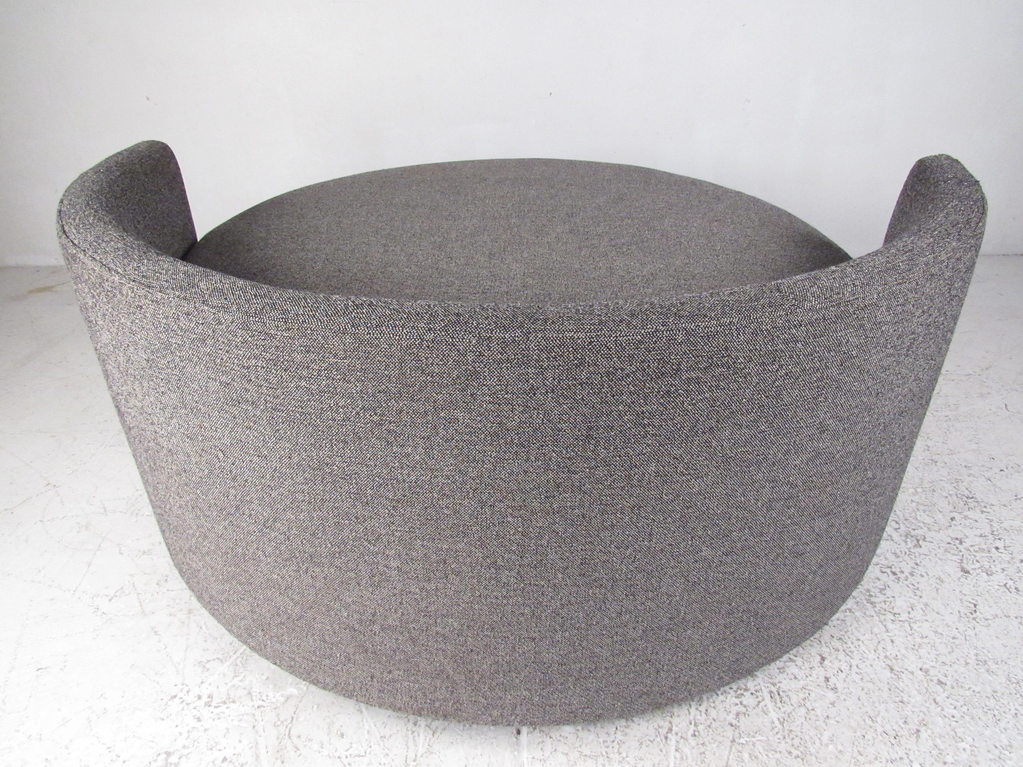 Contemporary Modern Round Sofa or Lounge Chair In Good Condition For Sale In Brooklyn, NY