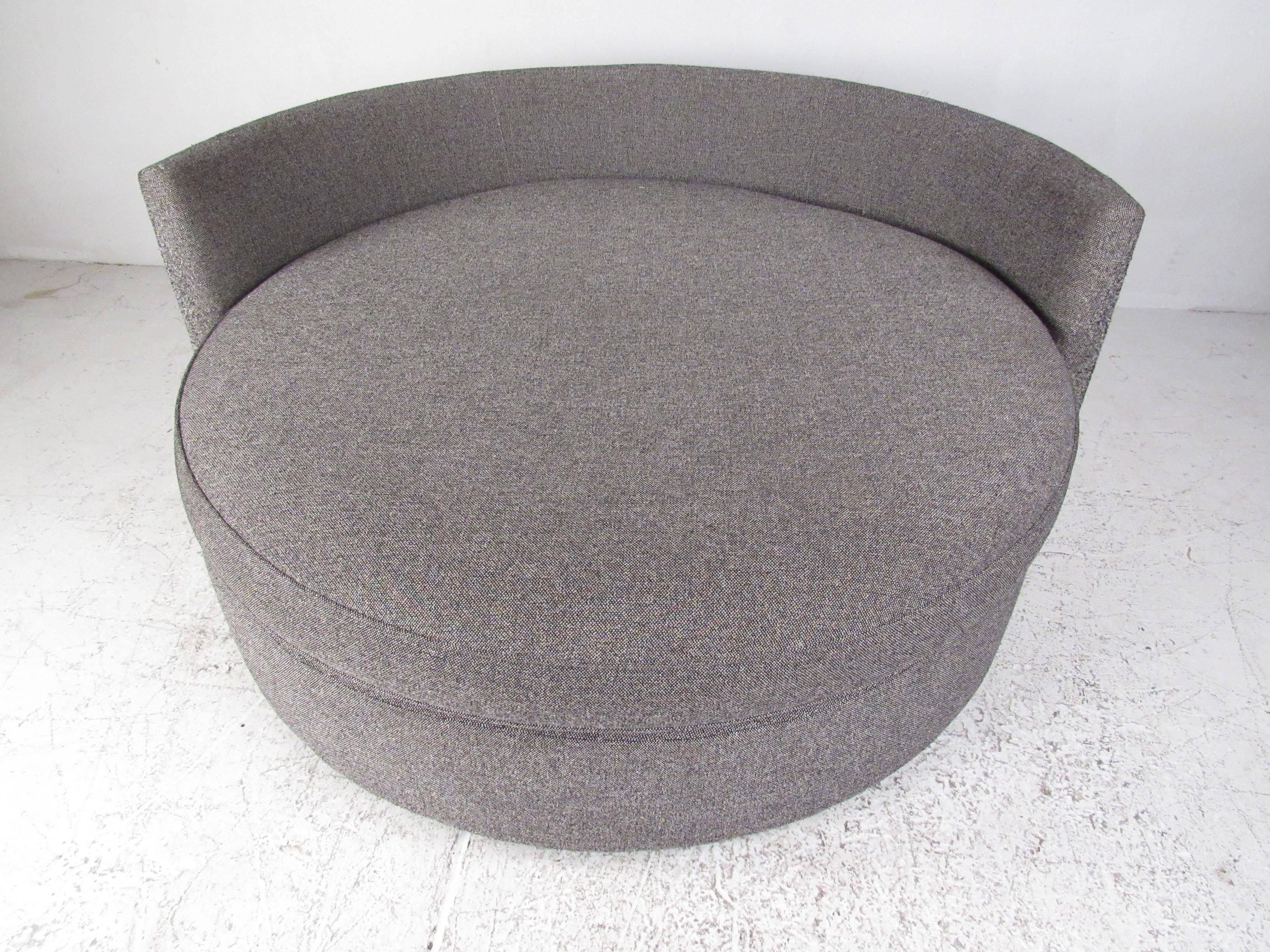 Mid-Century Modern Contemporary Modern Round Sofa or Lounge Chair For Sale