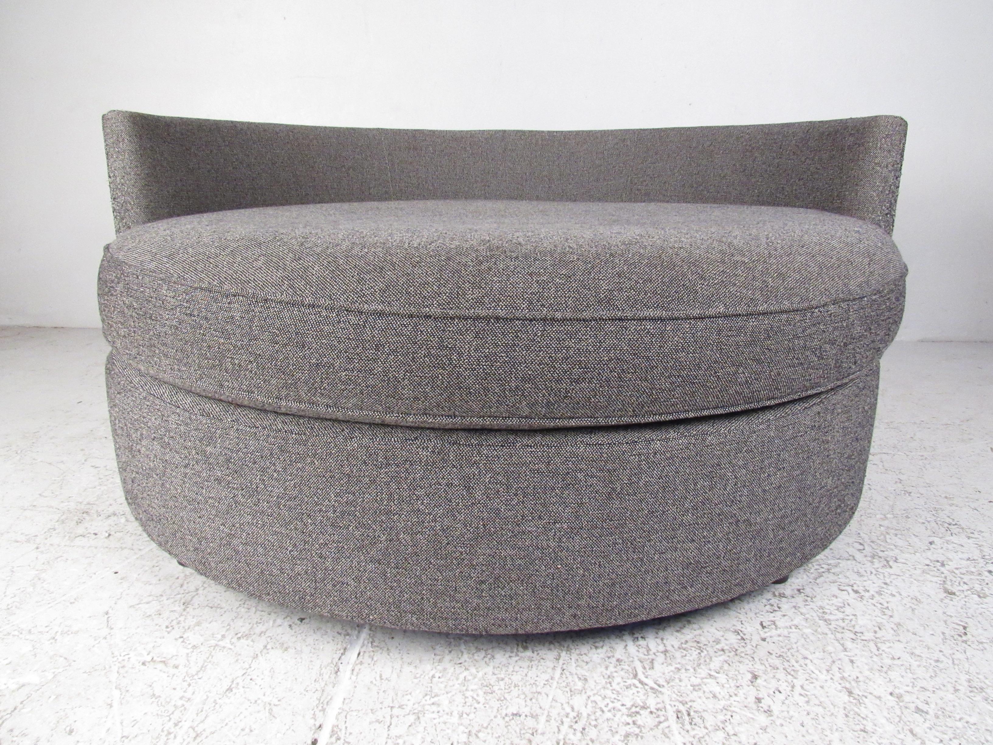 Contemporary Modern Round Sofa oder Lounge Chair (amerikanisch) im Angebot