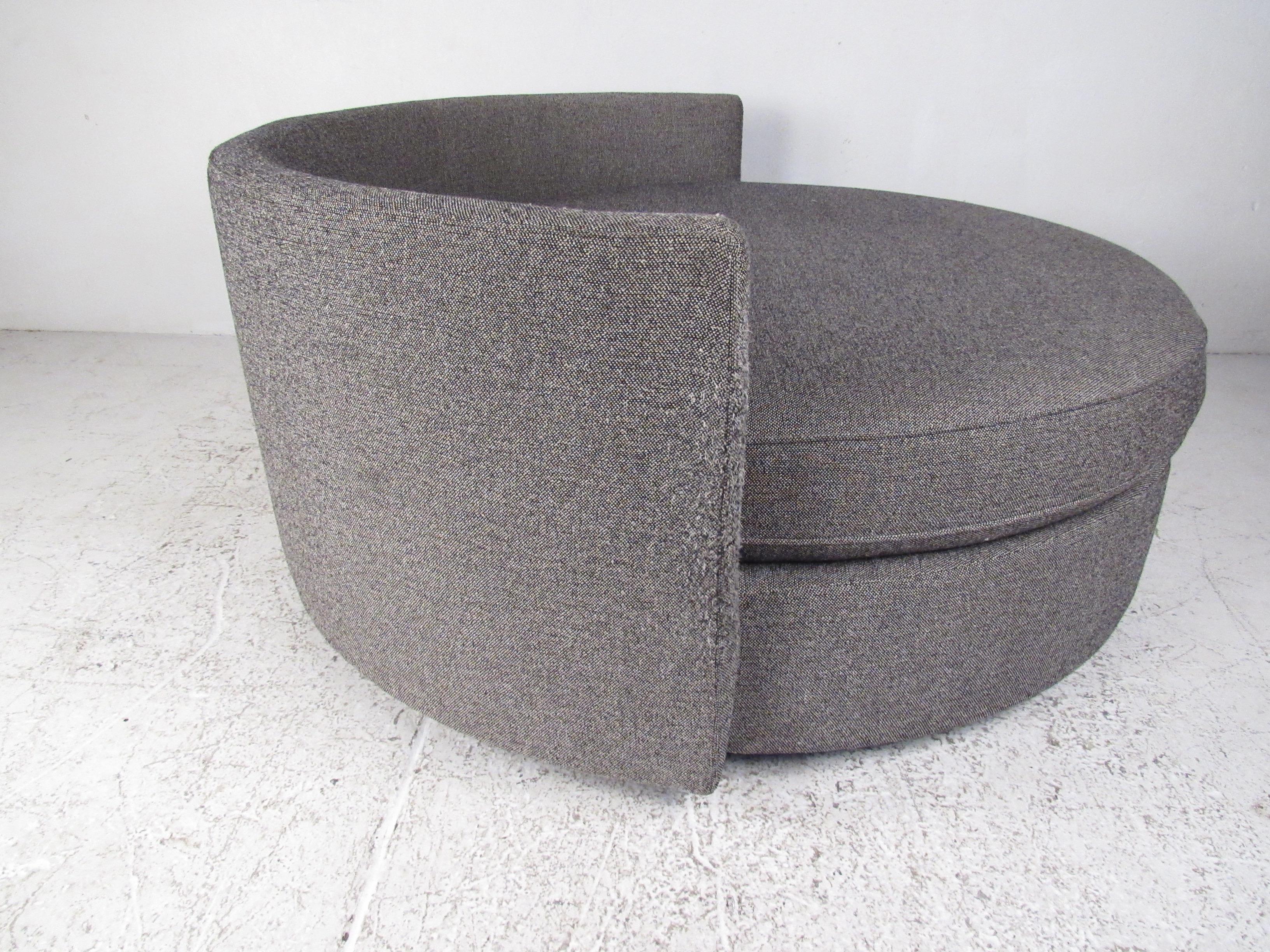 Contemporary Modern Round Sofa oder Lounge Chair im Zustand „Gut“ im Angebot in Brooklyn, NY