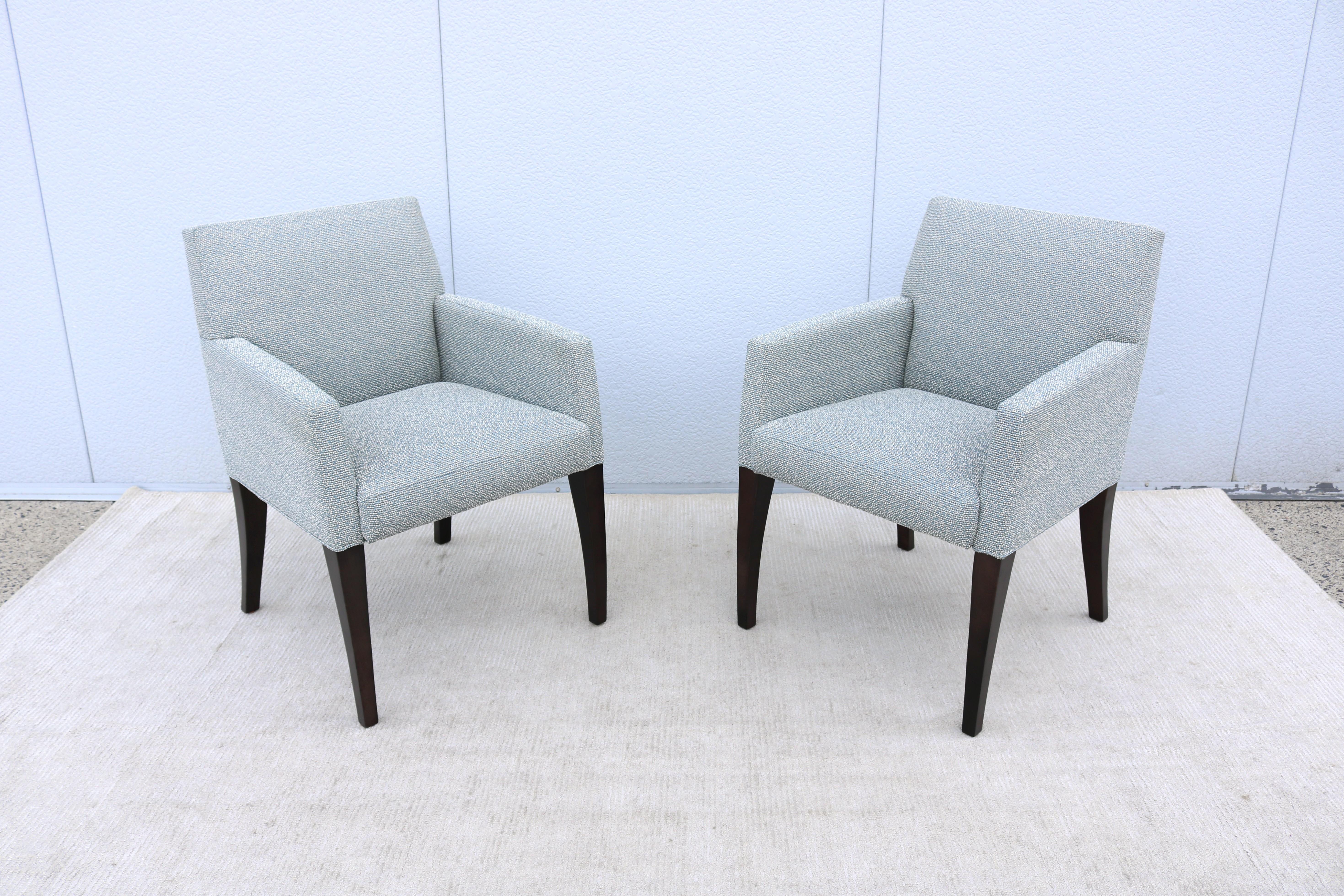 Favolosa coppia di poltrone per ospiti Sedona di Bernhardt Design.
Hanno un look pulito e aderente, sono morbide e molto comode.
La poltrona Sedona presenta una silhouette pulita, con braccioli delicatamente squadrati e lati e schienale strettamente