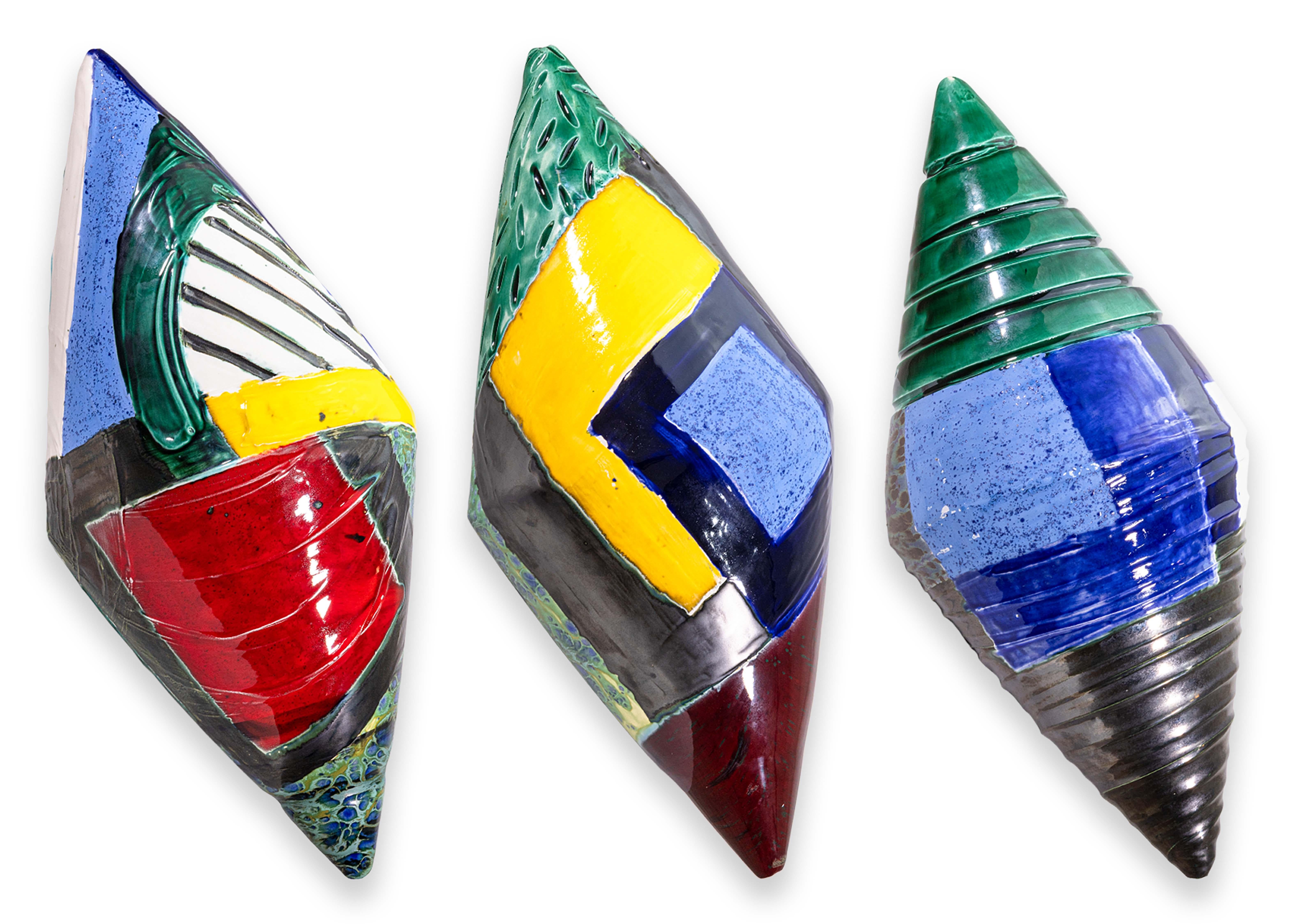 Un set di 3 sculture da parete in ceramica conica Kaiser Suidan. In ottime condizioni. Ciascuna misura circa 22 pollici di lunghezza e ha un diametro di 8 pollici. 

Suidan è di origine libanese ed è cresciuto in una famiglia numerosa, sei fratelli