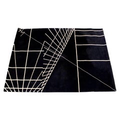 Tapis rectangulaire noir contemporain moderne signé des années 1980, motif géométrique